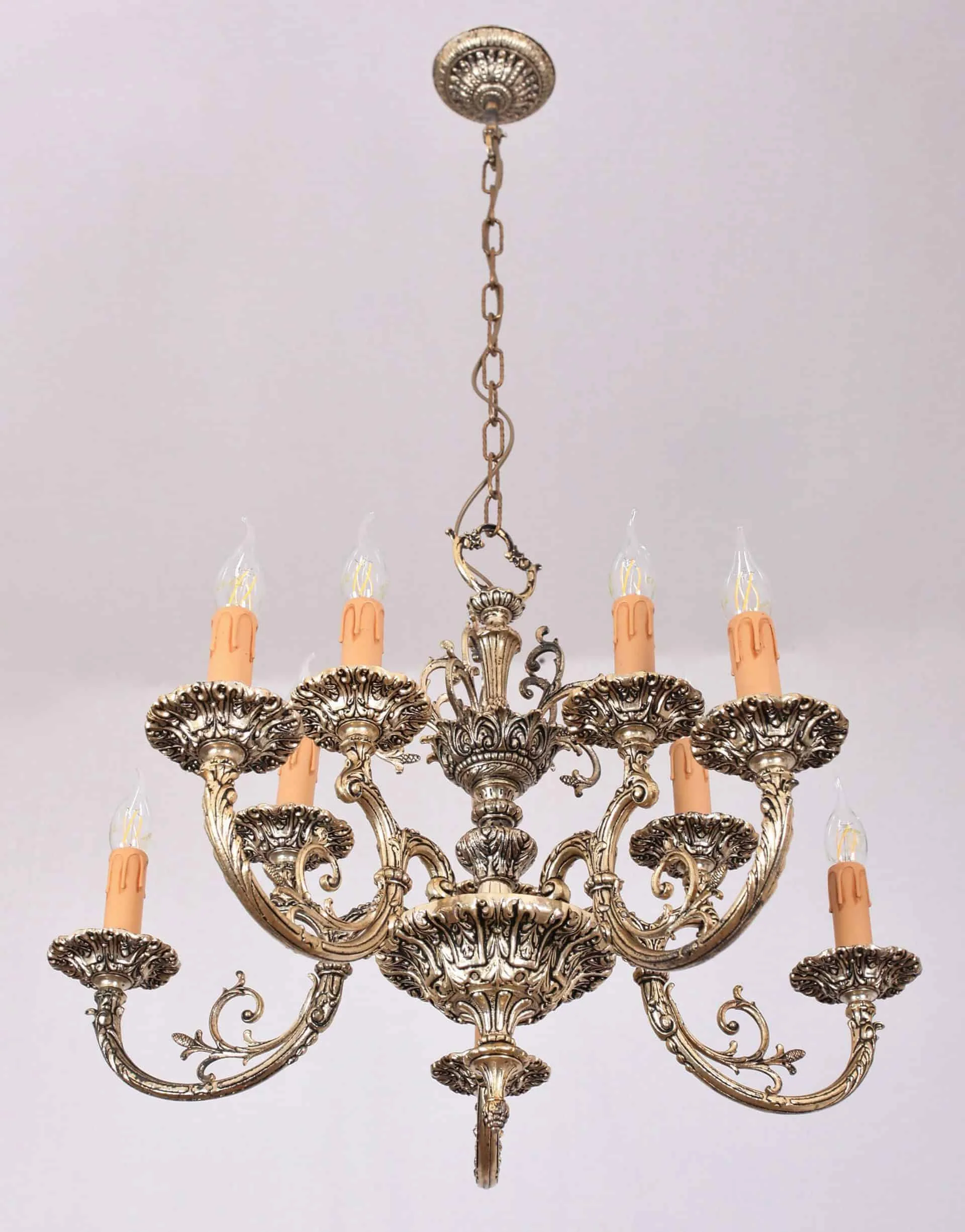 Neorokokový desetiramenný lustr. Zrestaurovaný