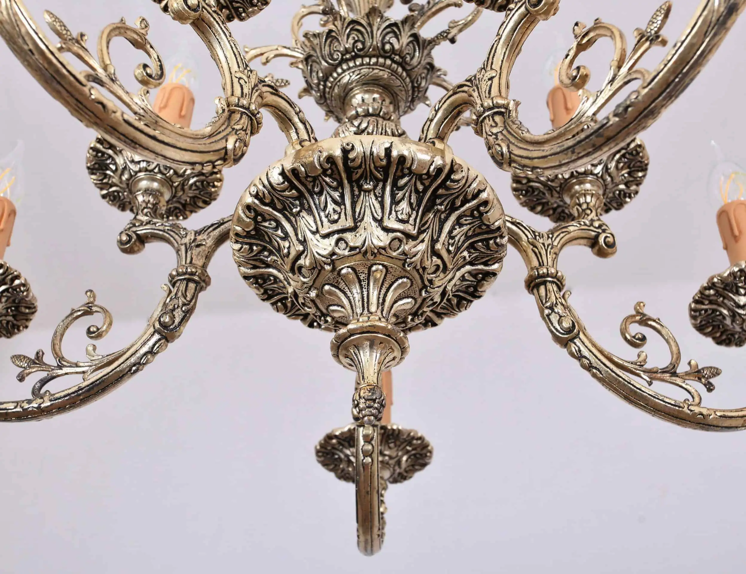 Neorokokový desetiramenný lustr. Zrestaurovaný