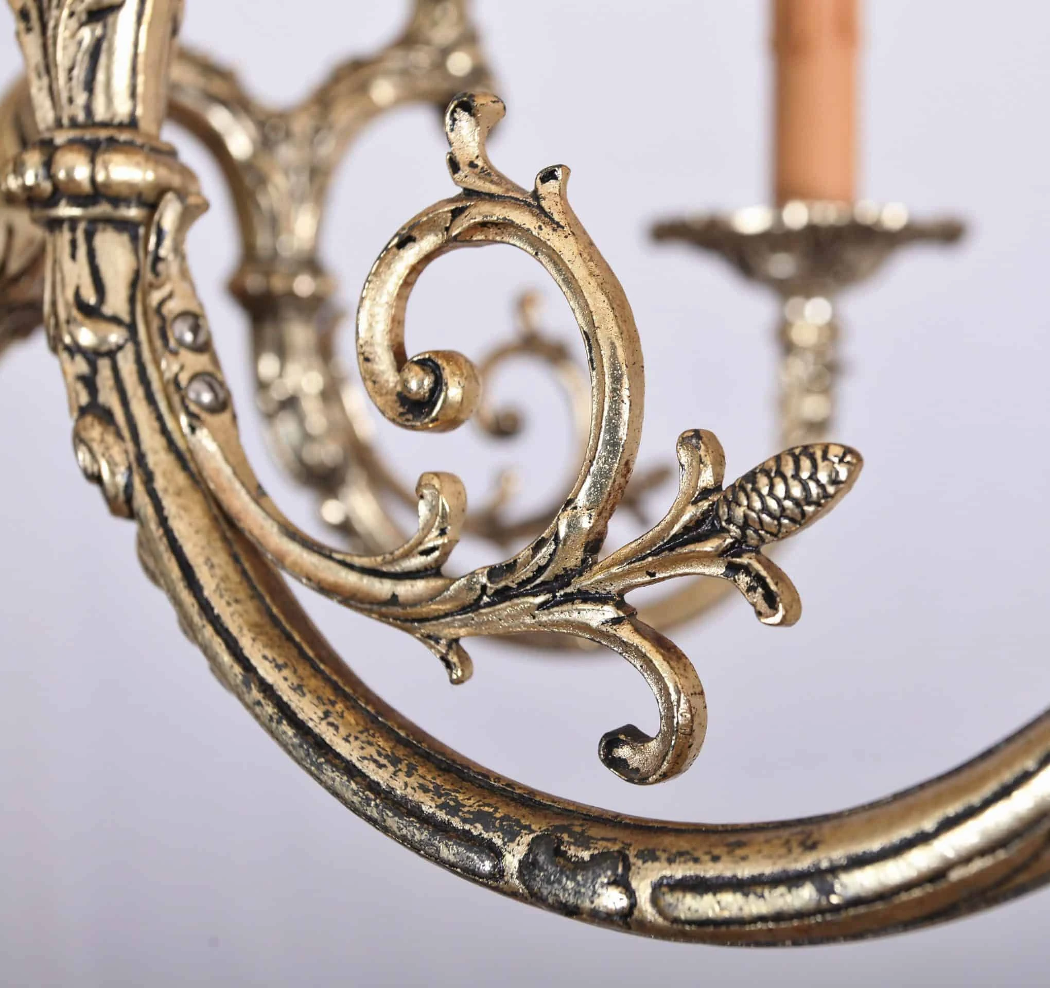 Neorokokový desetiramenný lustr. Zrestaurovaný