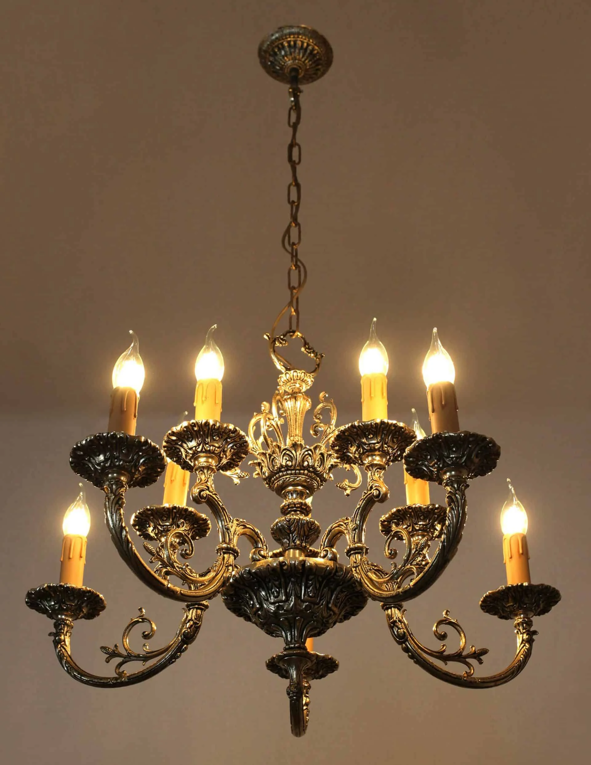 Neorokokový desetiramenný lustr. Zrestaurovaný