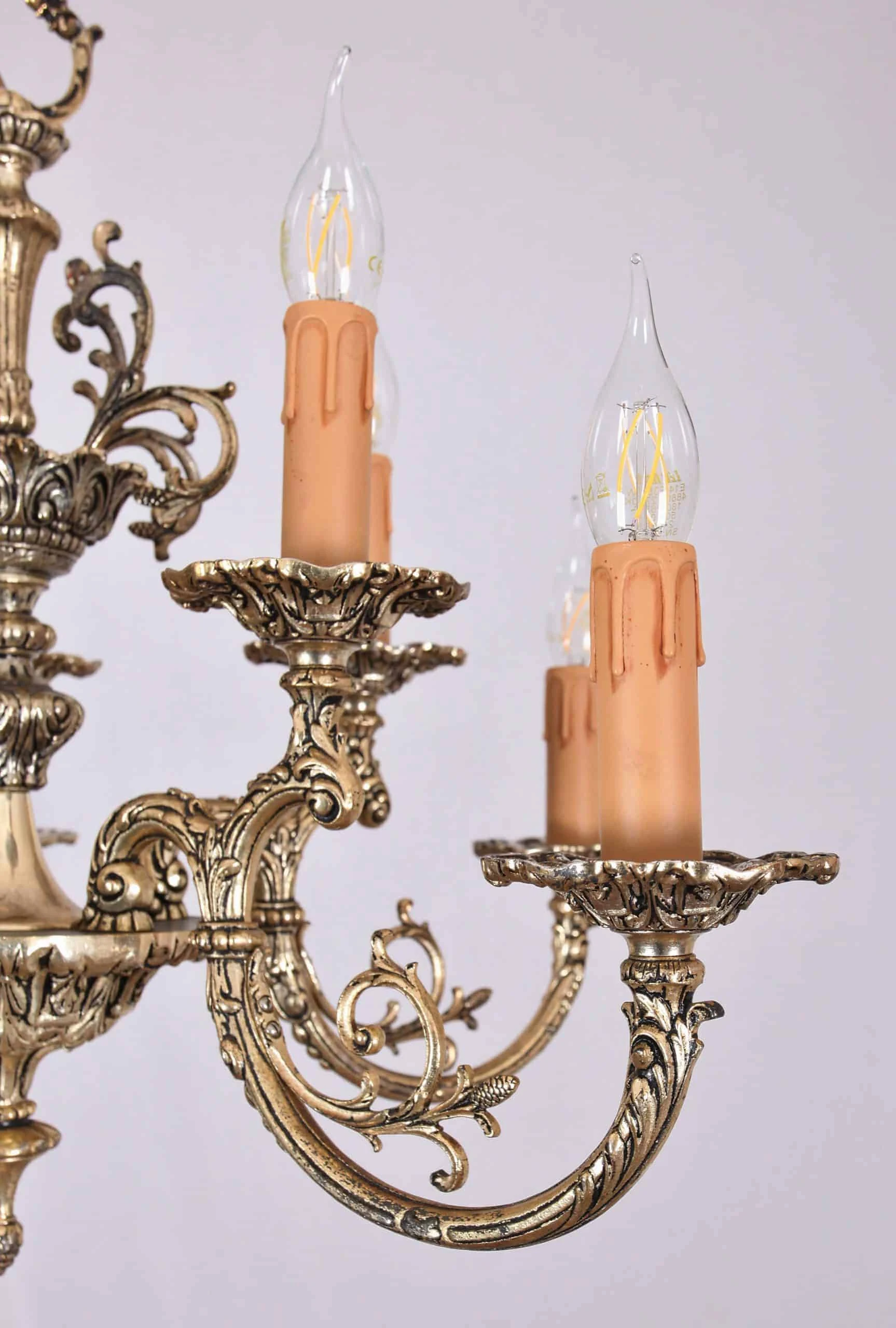 Neorokokový desetiramenný lustr. Zrestaurovaný