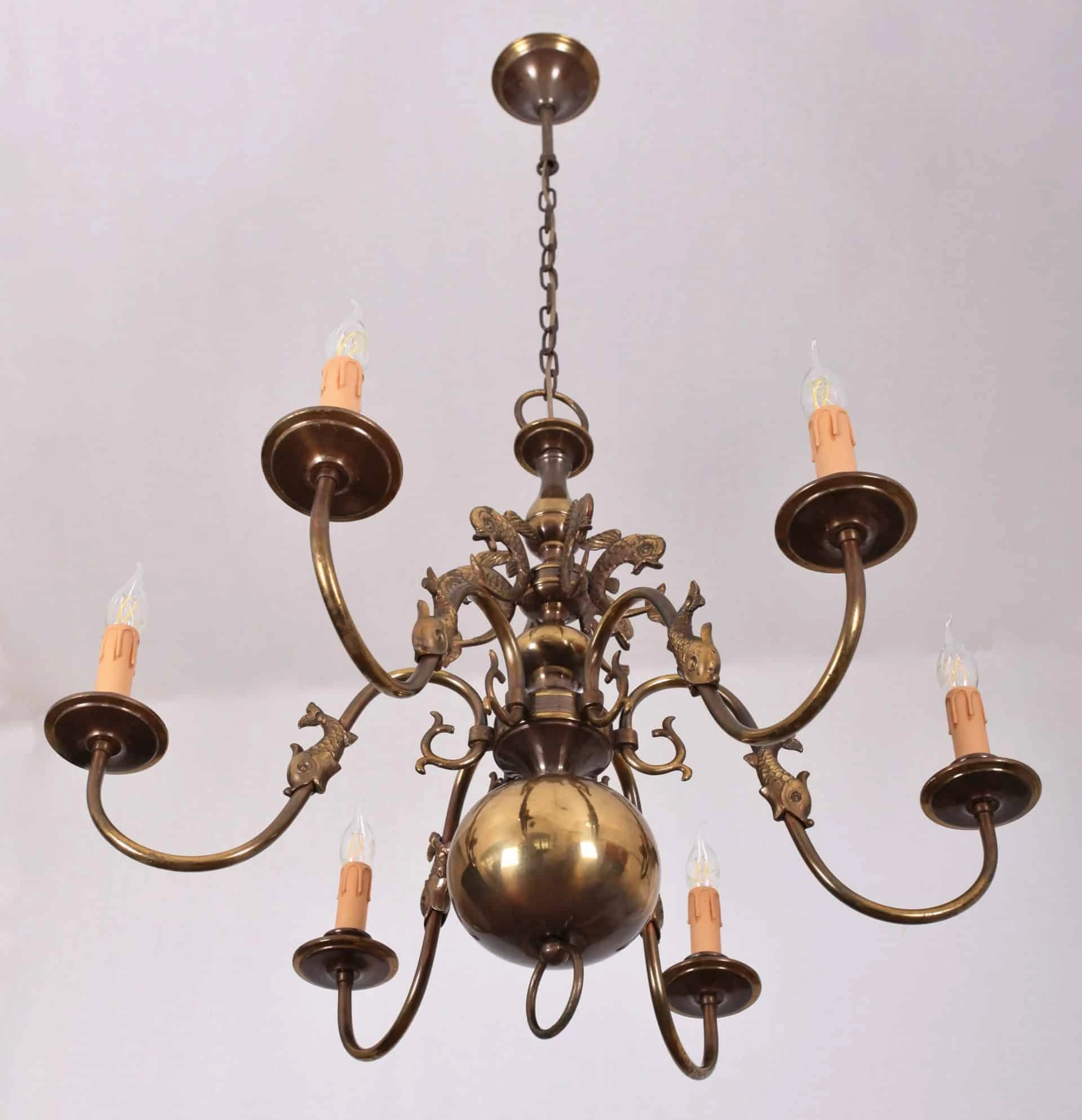 Starožitný lustr s rybami