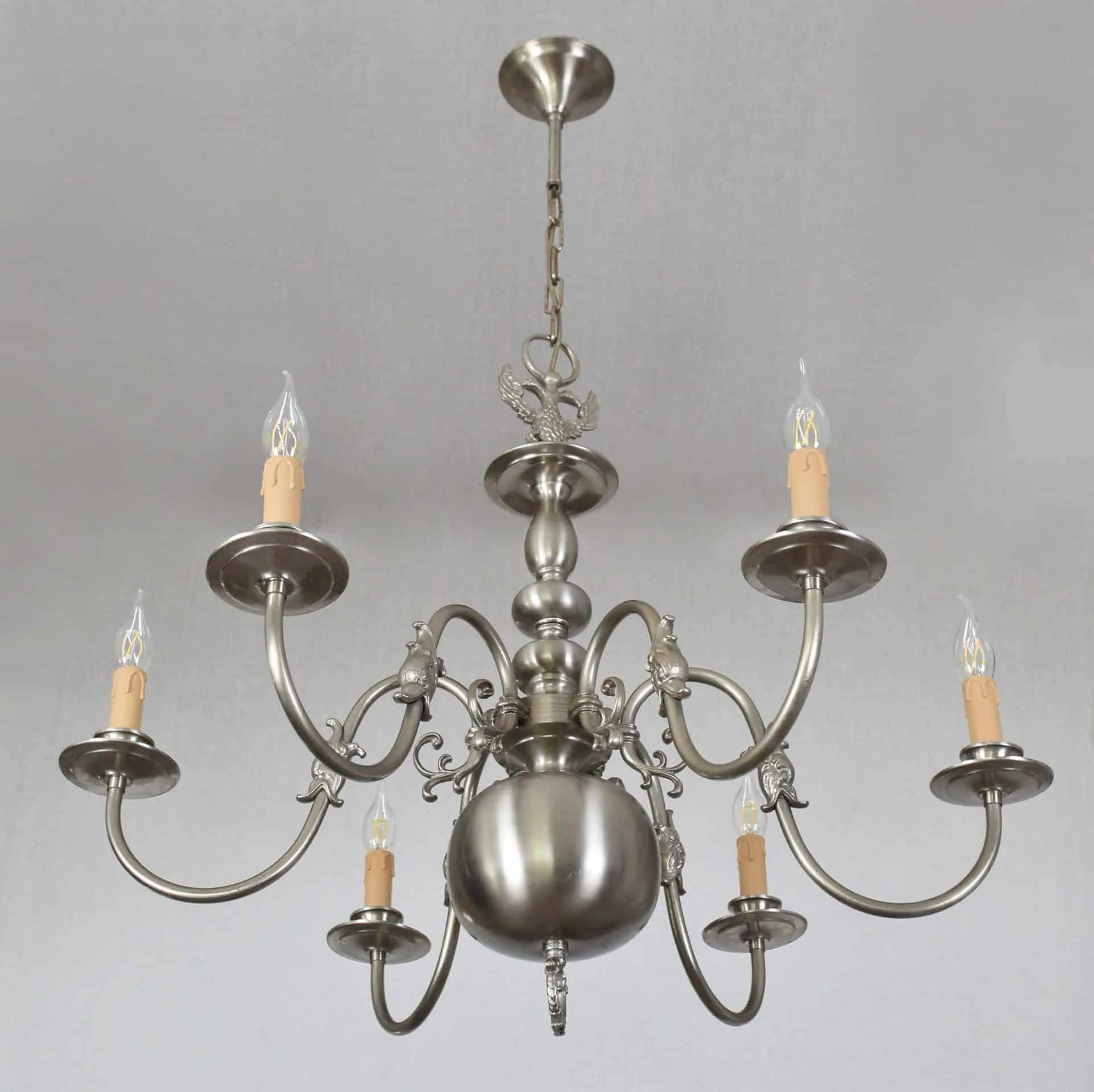 Bílý vlámský lustr s rybami