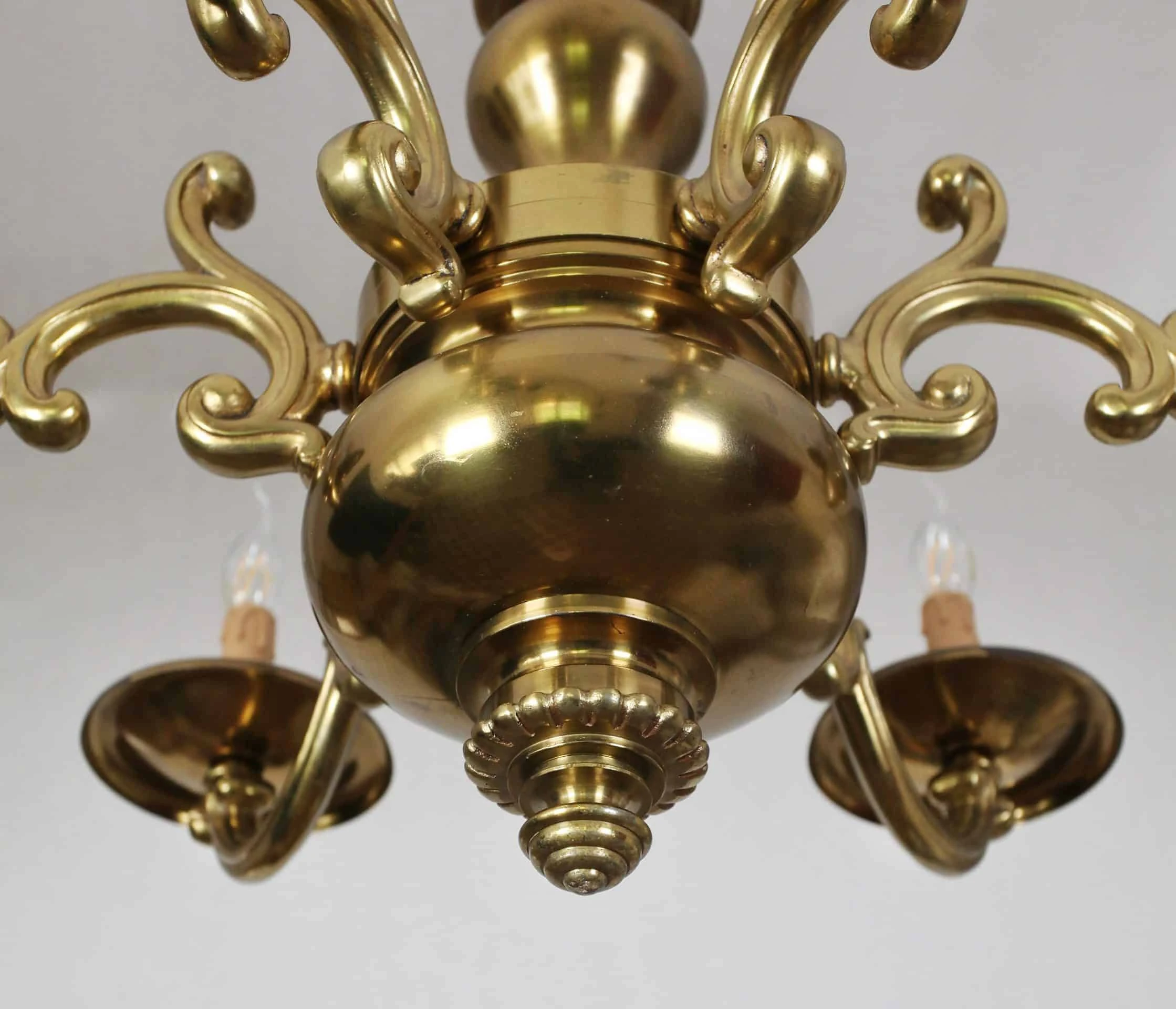 Neorenesanční lustr po renovaci