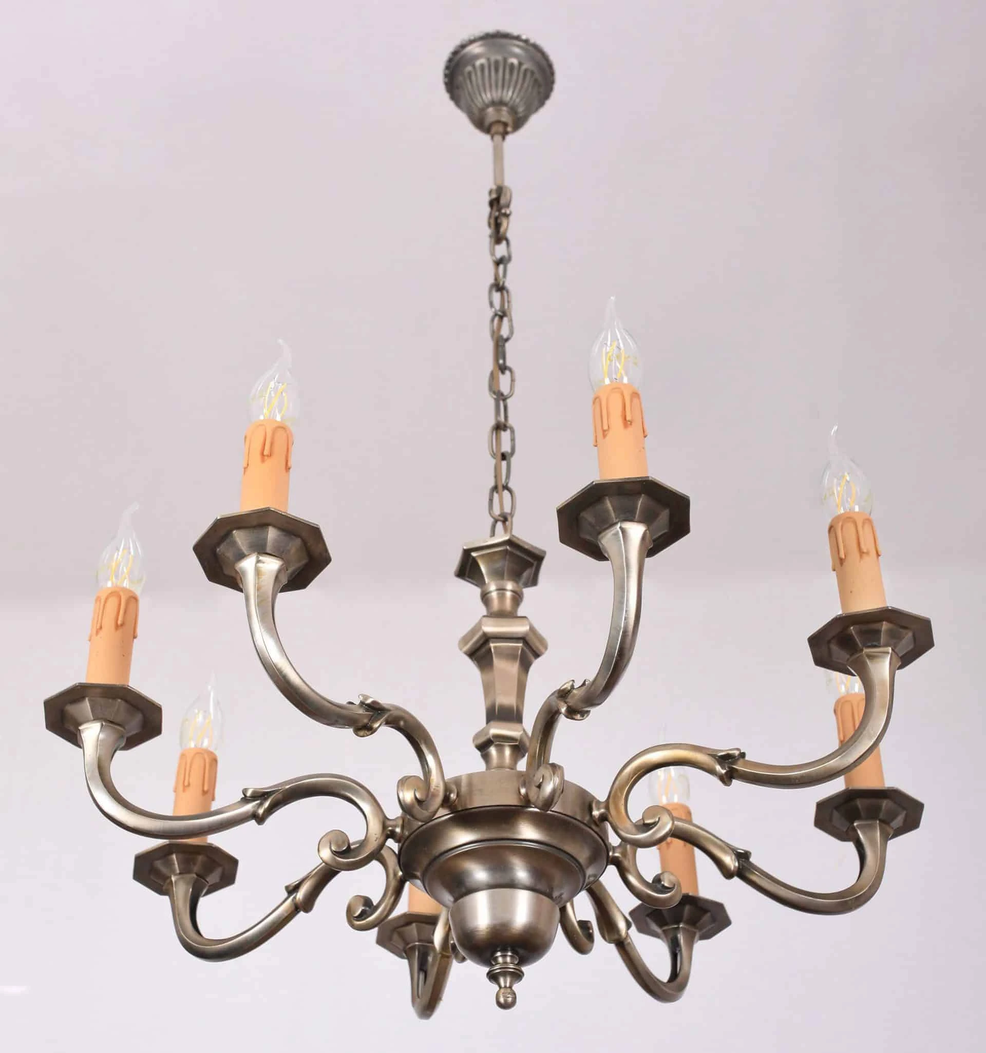 Zrestaurovaný kovový lustr. Osmiramenný