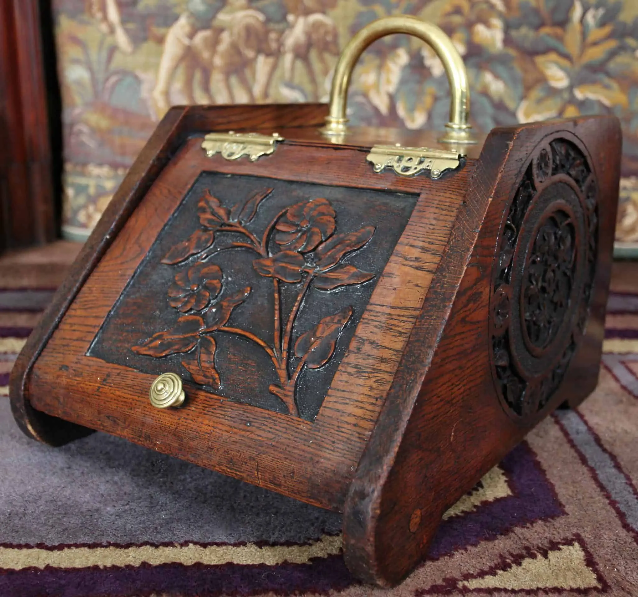 Secesní dřevěný uhlák zdobený řezbou