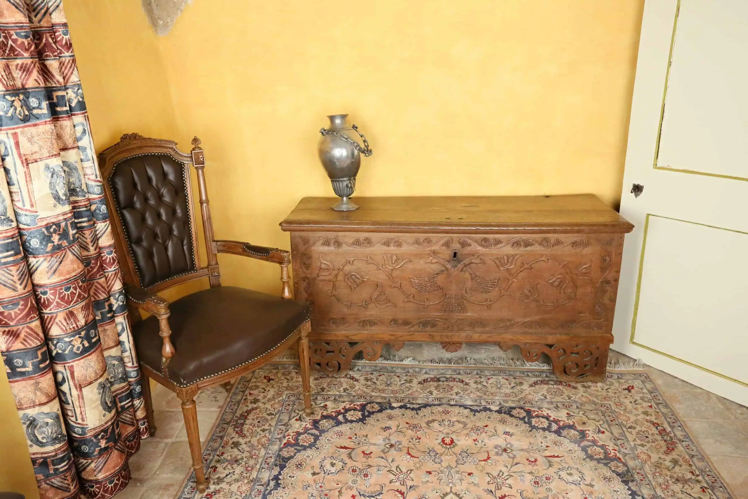 Starožitná truhla zdobená řezbou