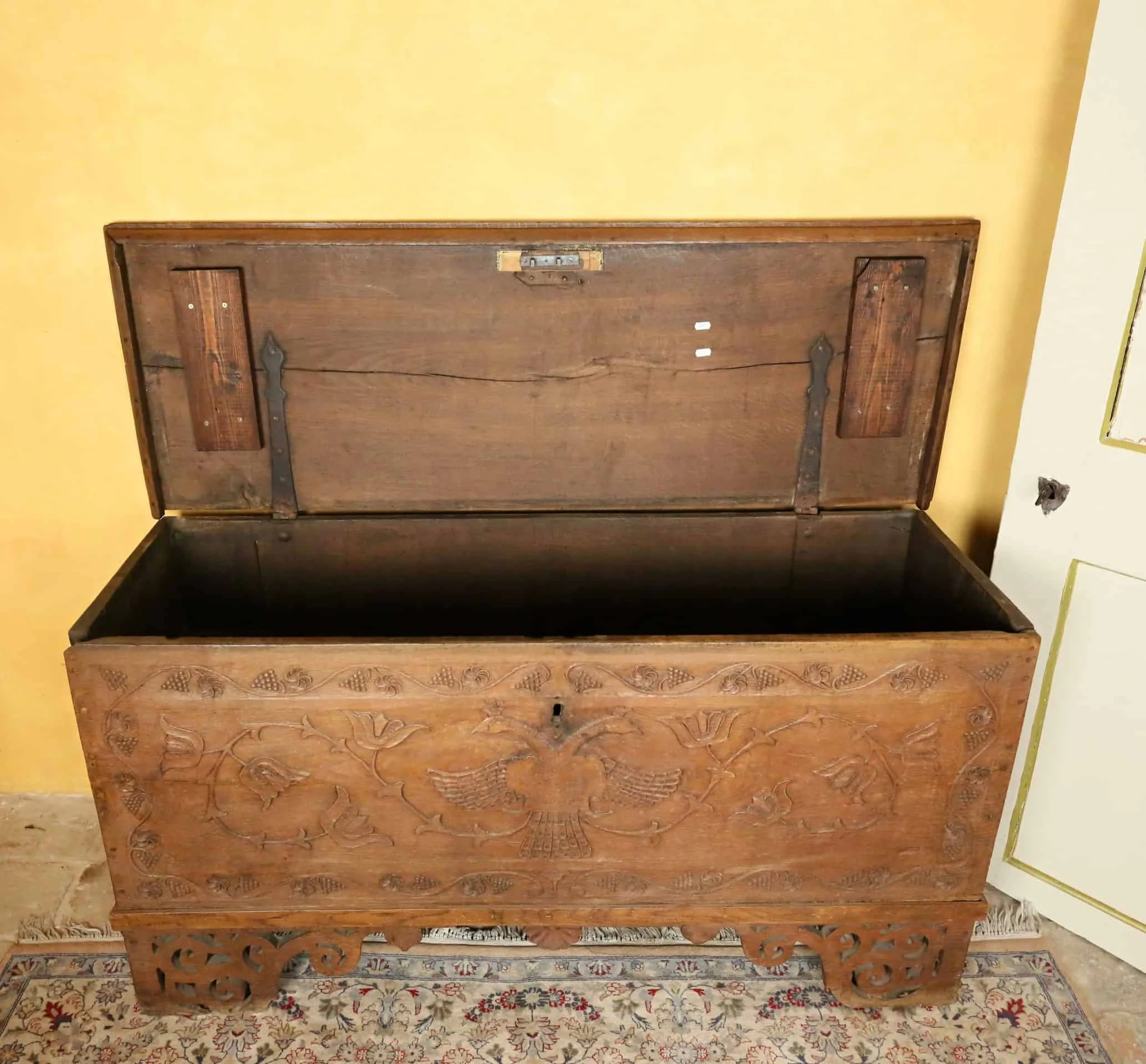 Starožitná truhla zdobená řezbou