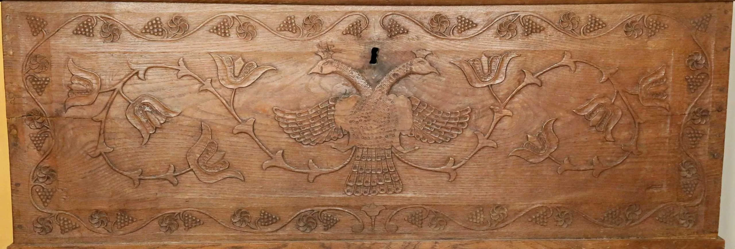 Starožitná truhla zdobená řezbou