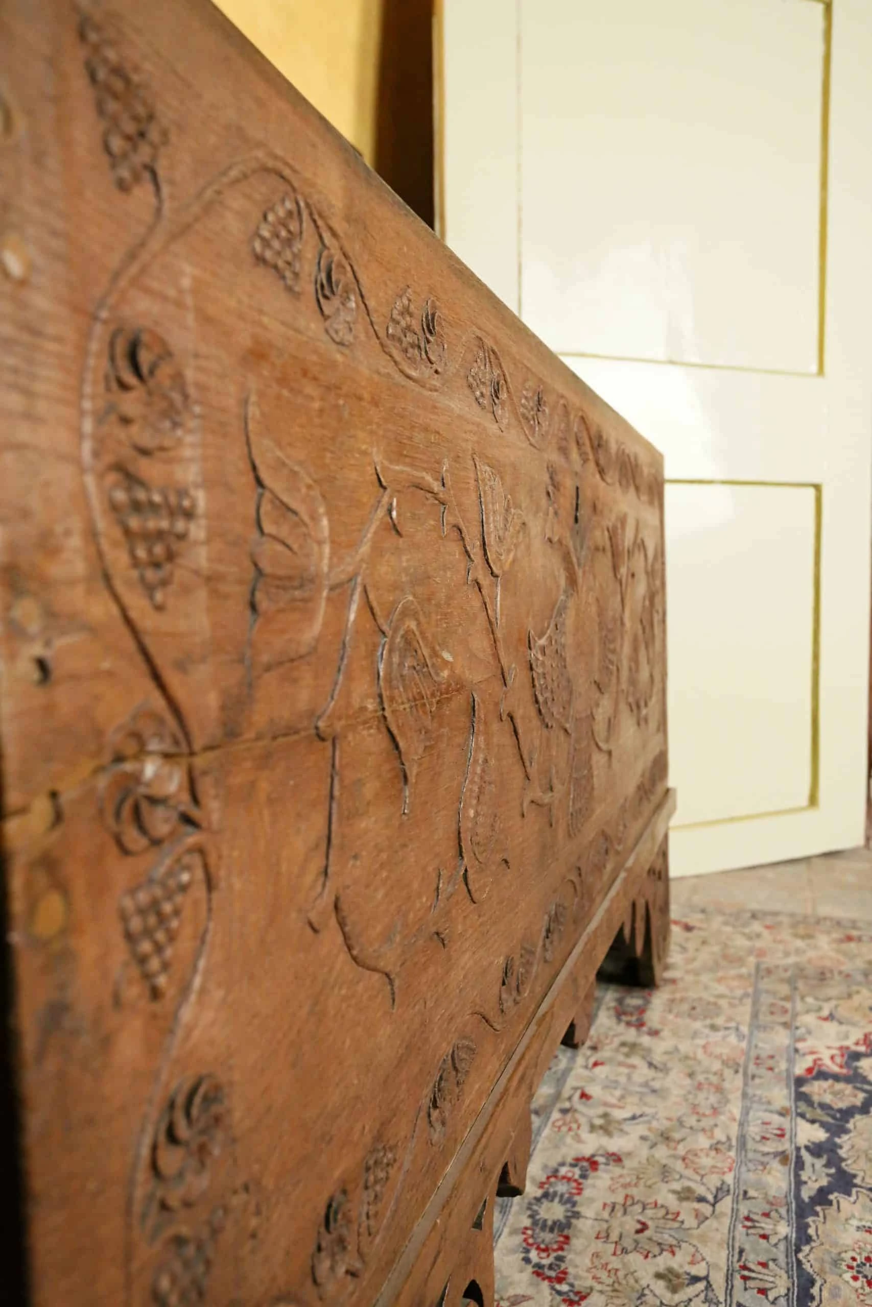 Starožitná truhla zdobená řezbou