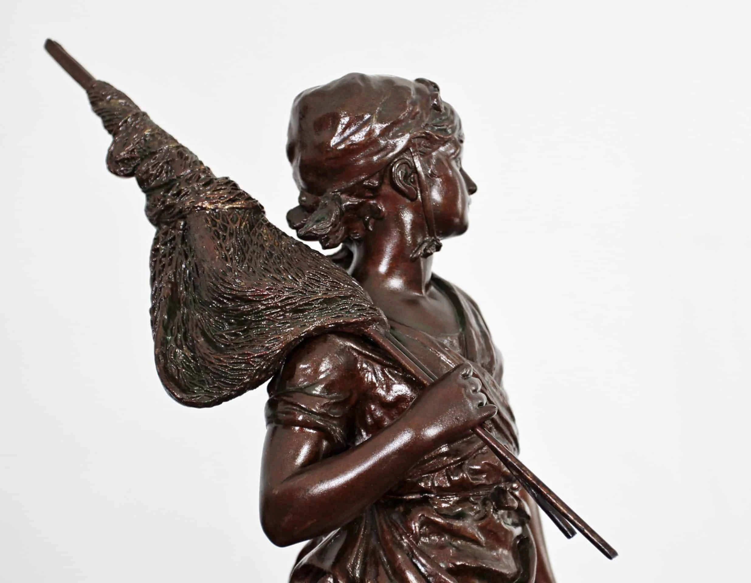 Socha mladé ženy s rybami