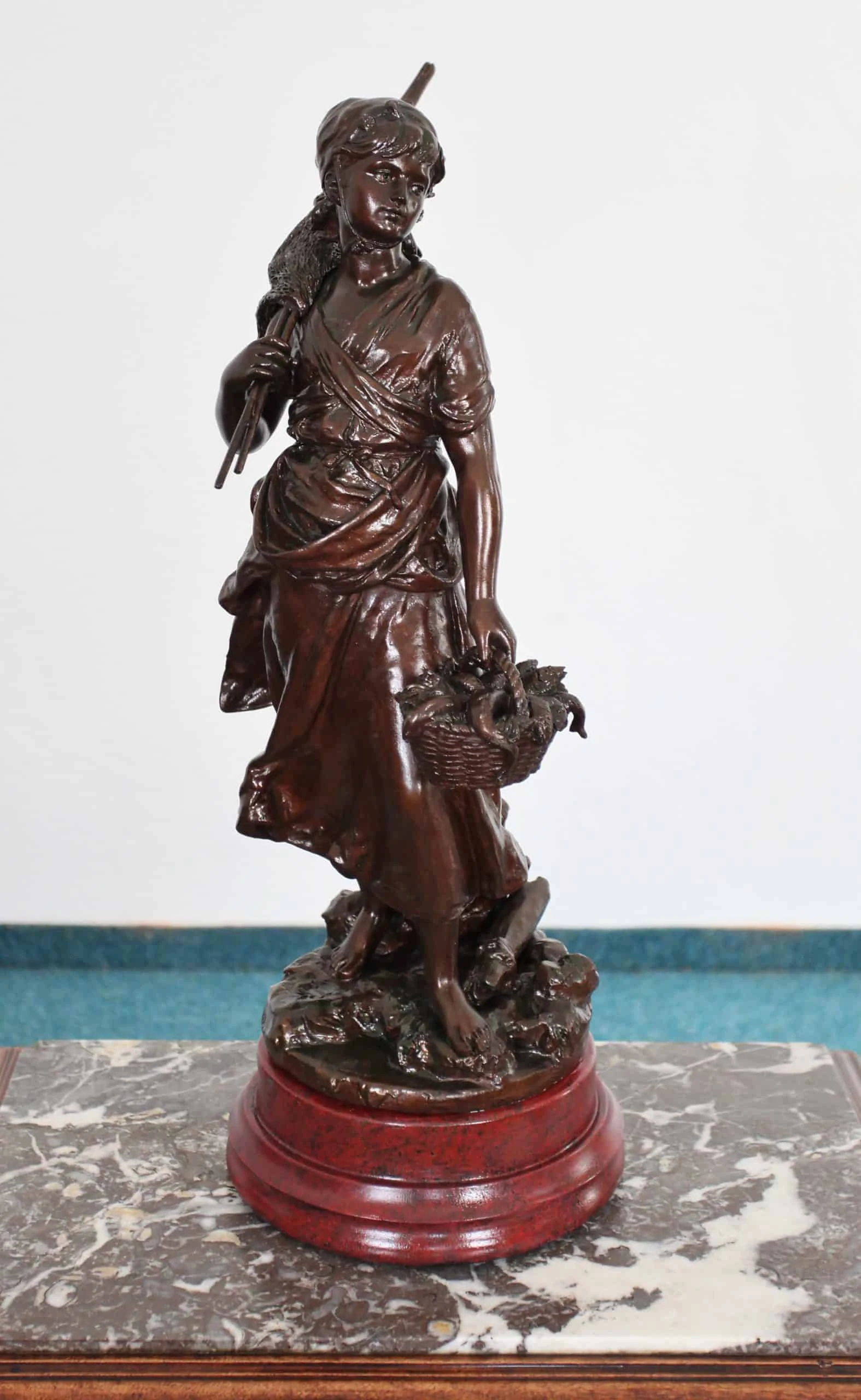 Socha mladé ženy s rybami