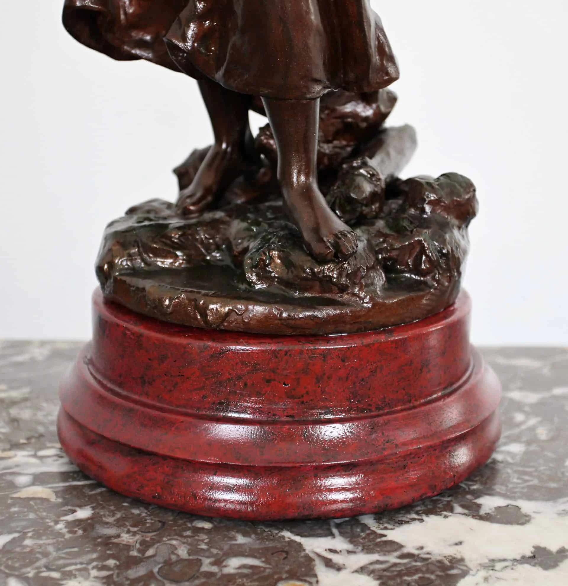 Socha mladé ženy s rybami