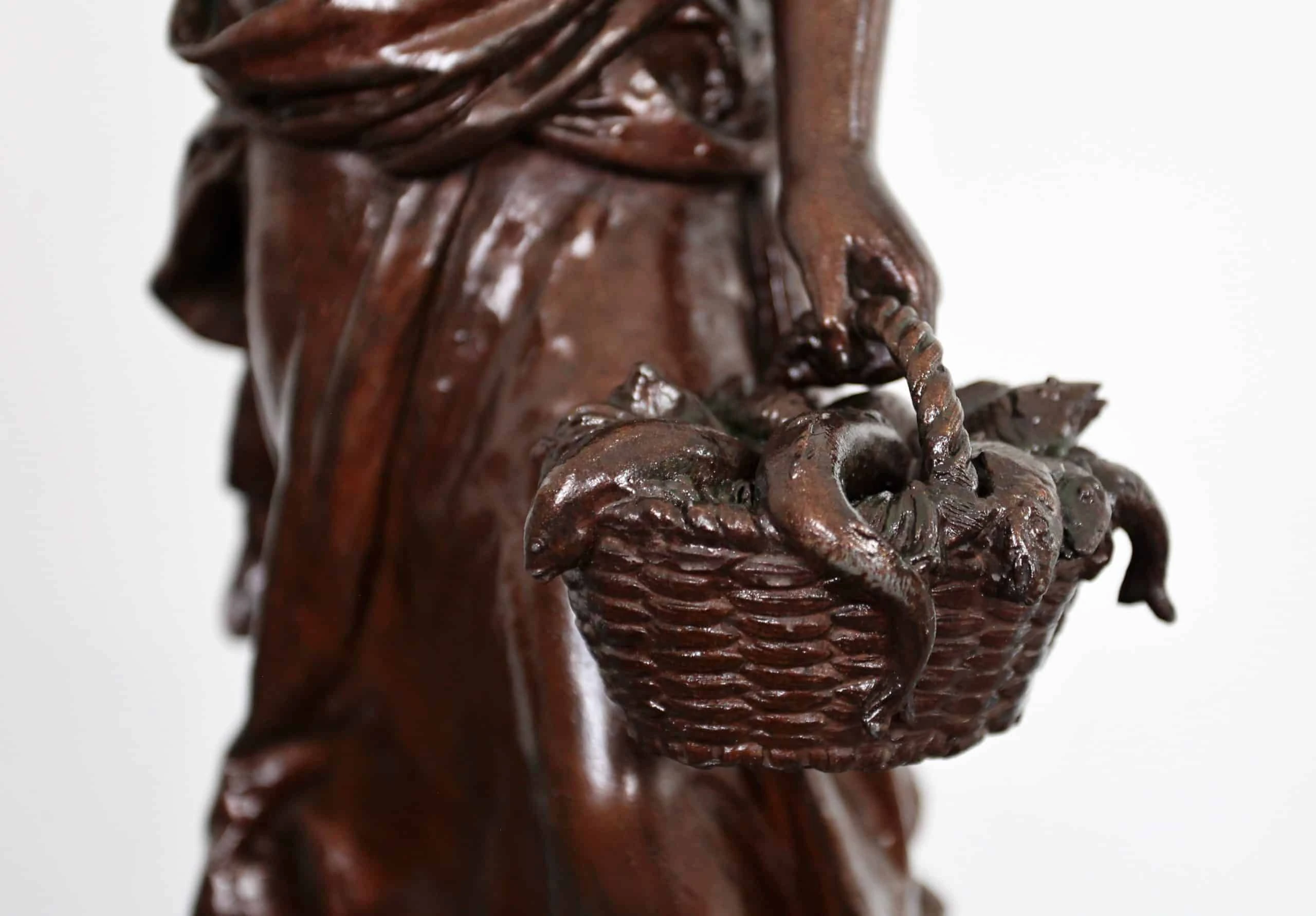 Socha mladé ženy s rybami