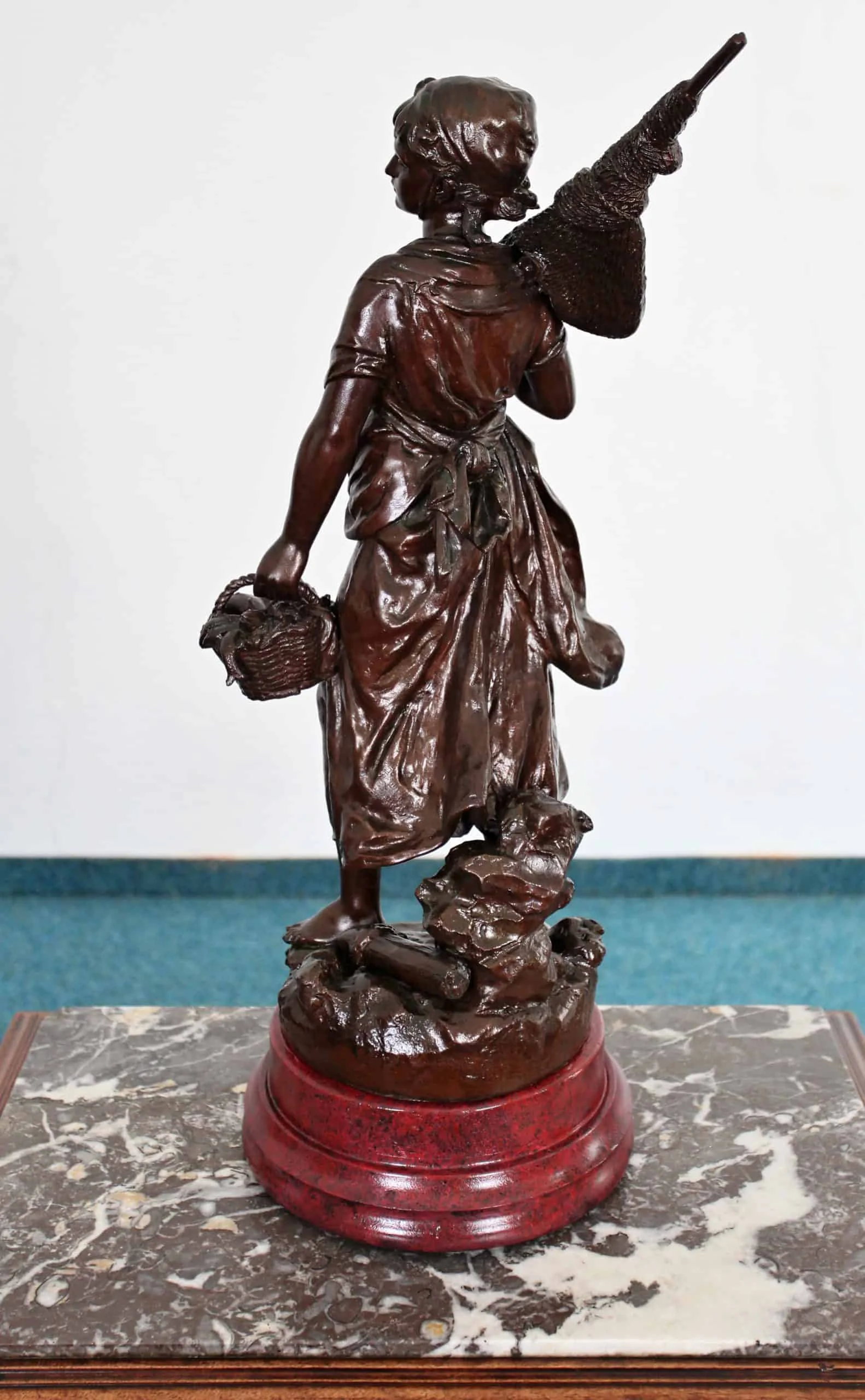 Socha mladé ženy s rybami