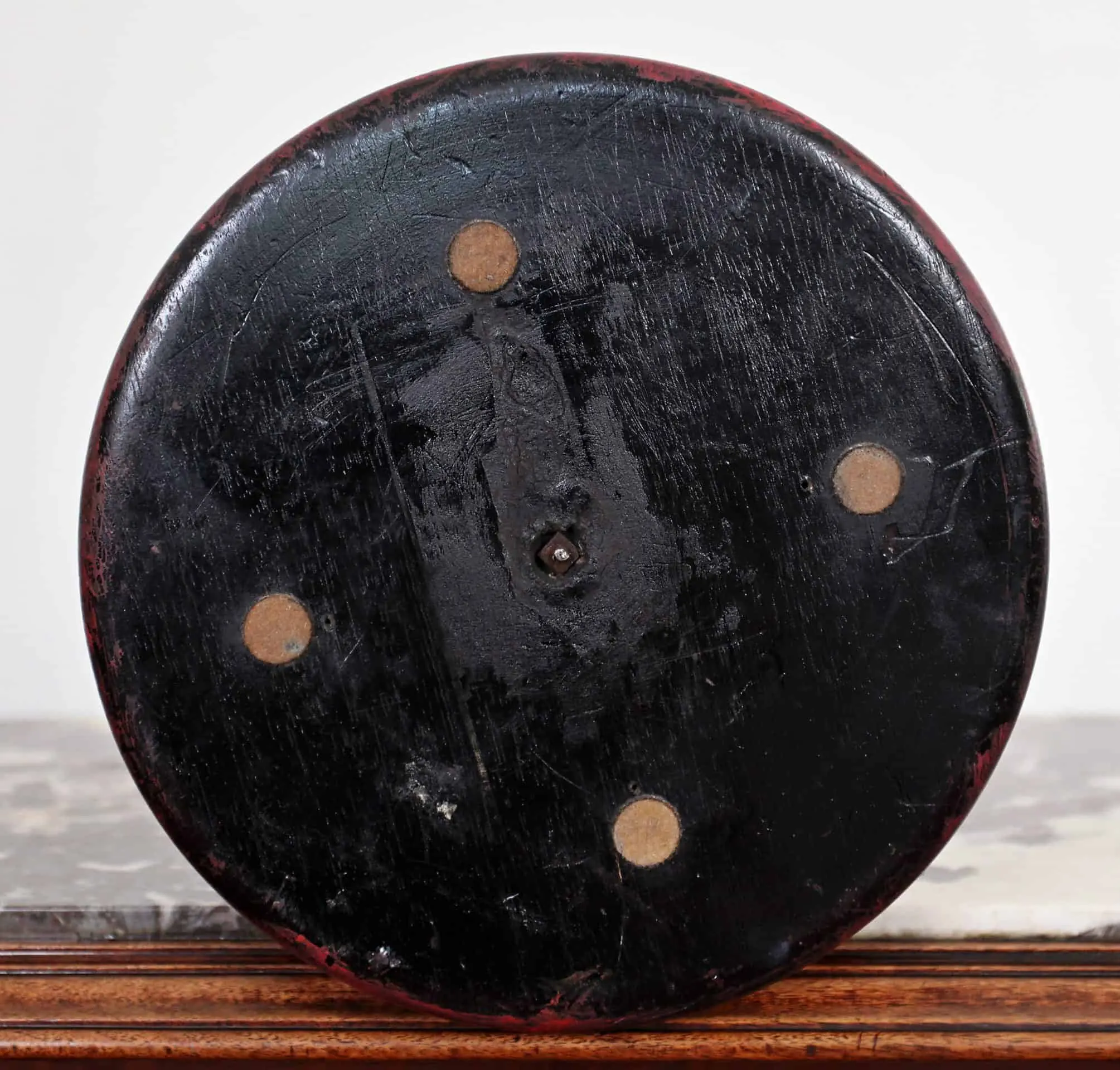 Socha mladé ženy s rybami