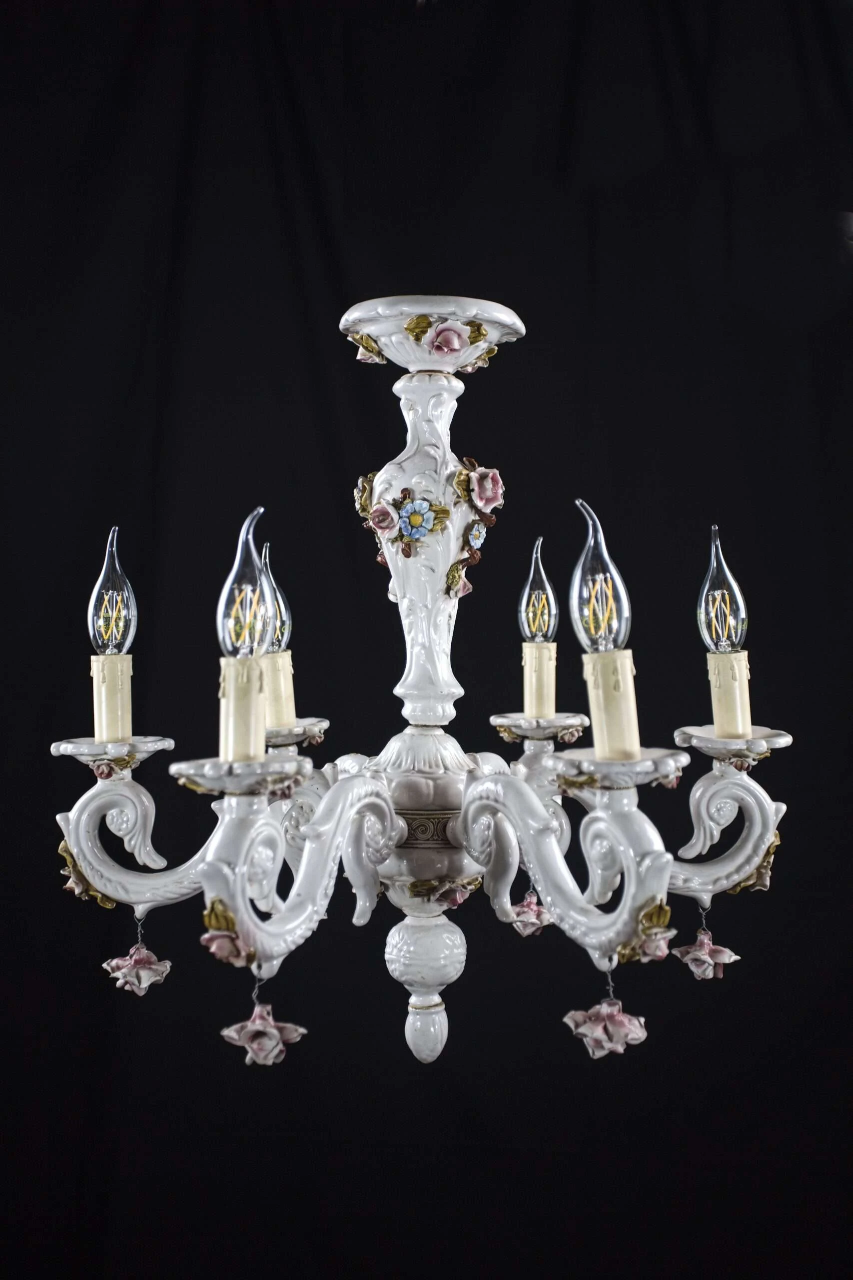 Menší porcelánový lustr 6 ramen