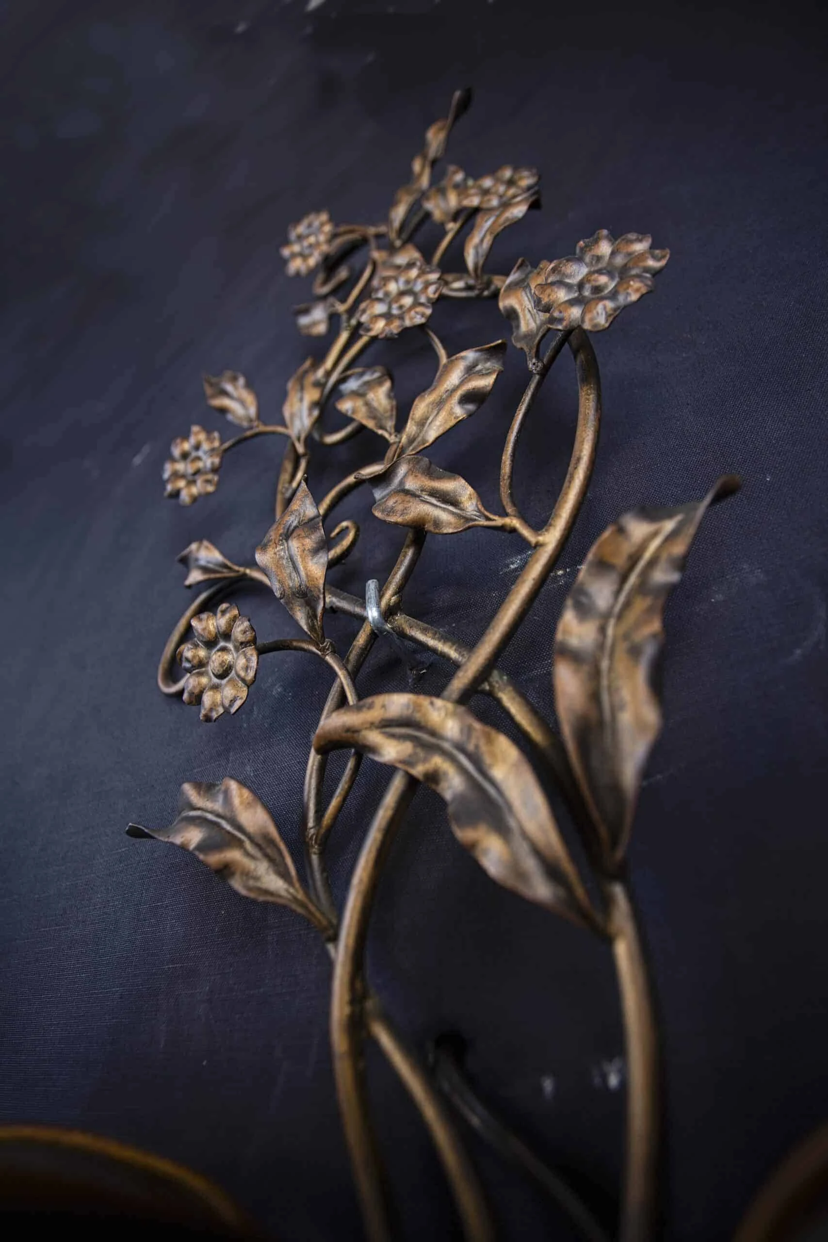Párové nástěnné lampy s florálním zdobením