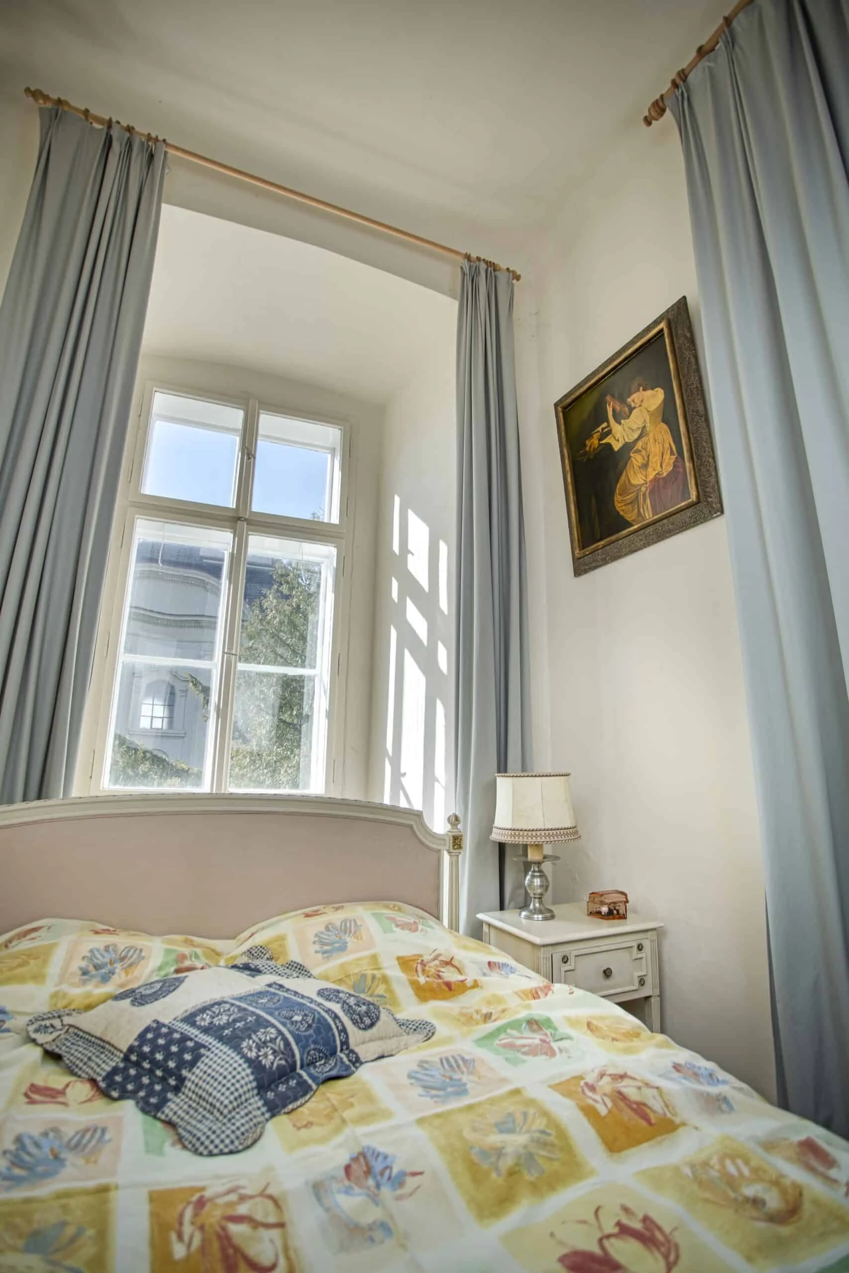 Starožitná stolní lampička z bílého kovu