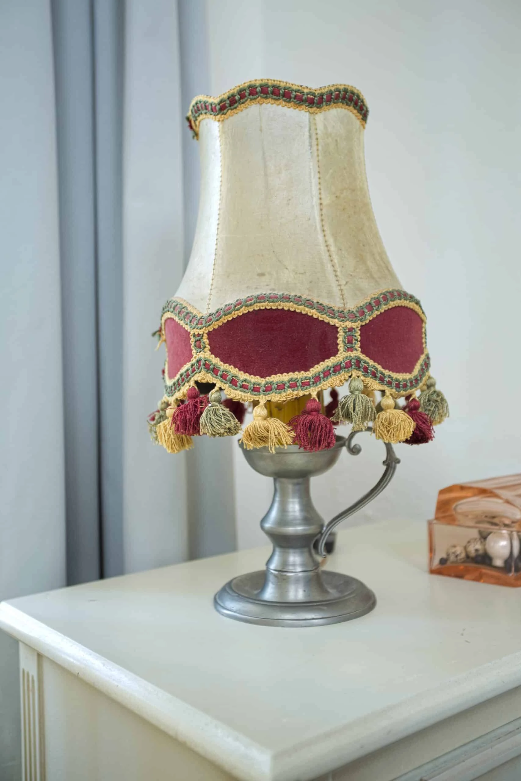 Malá stolní lampa cínová