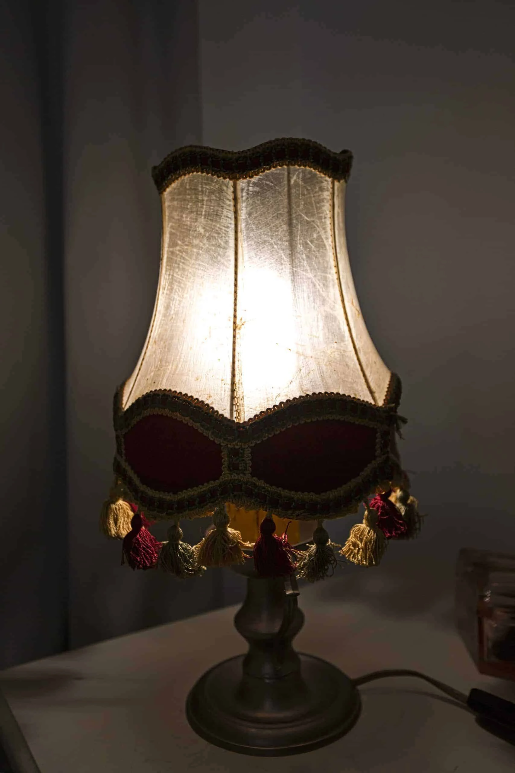 Malá stolní lampa cínová