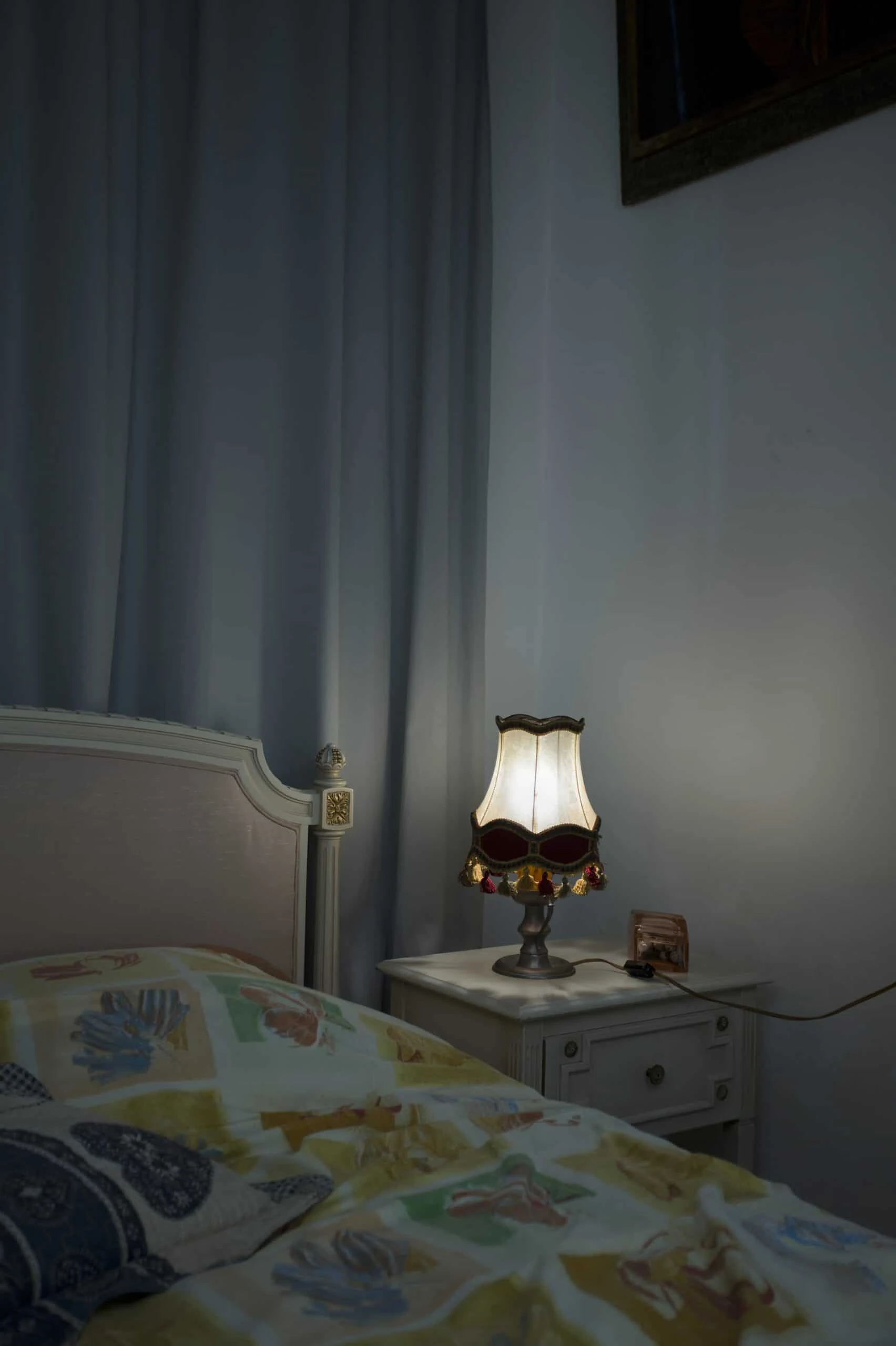 Malá stolní lampa cínová