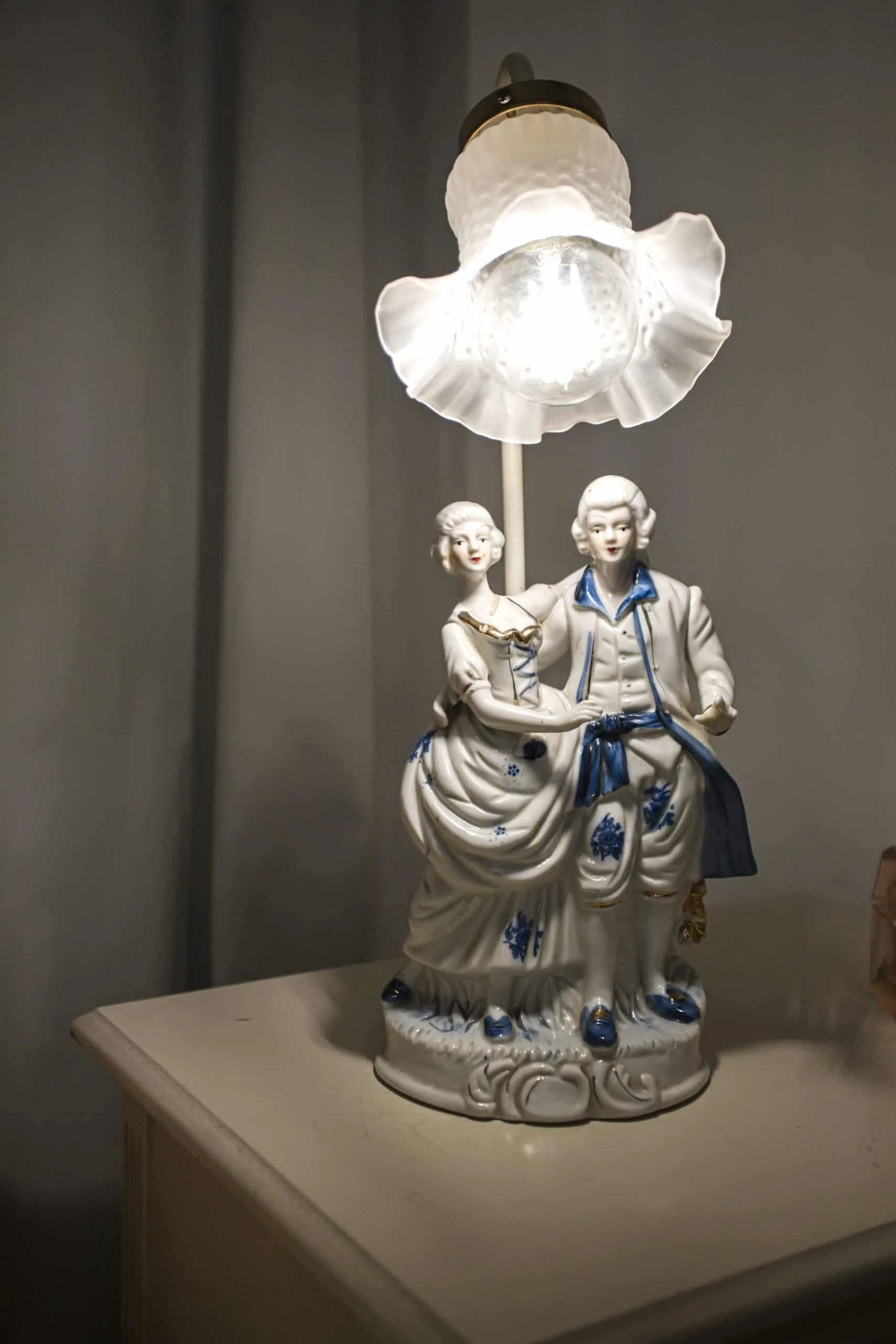 Italská porcelánová lampička