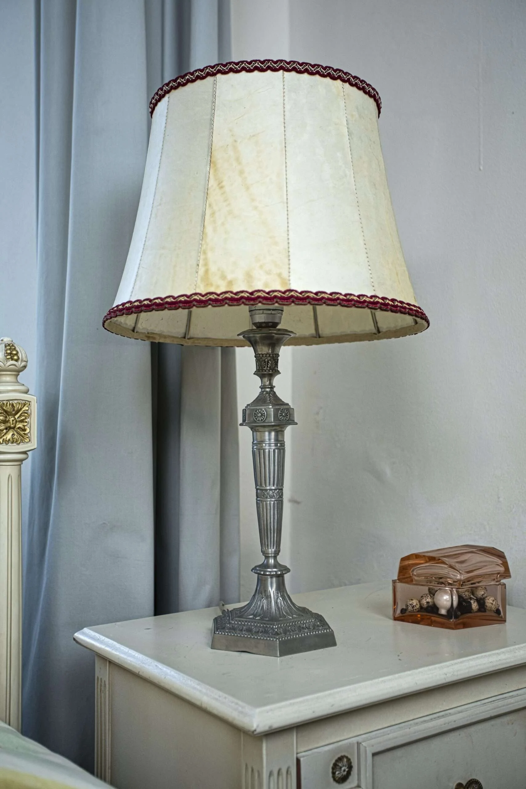 Klasicistní stolní lampa