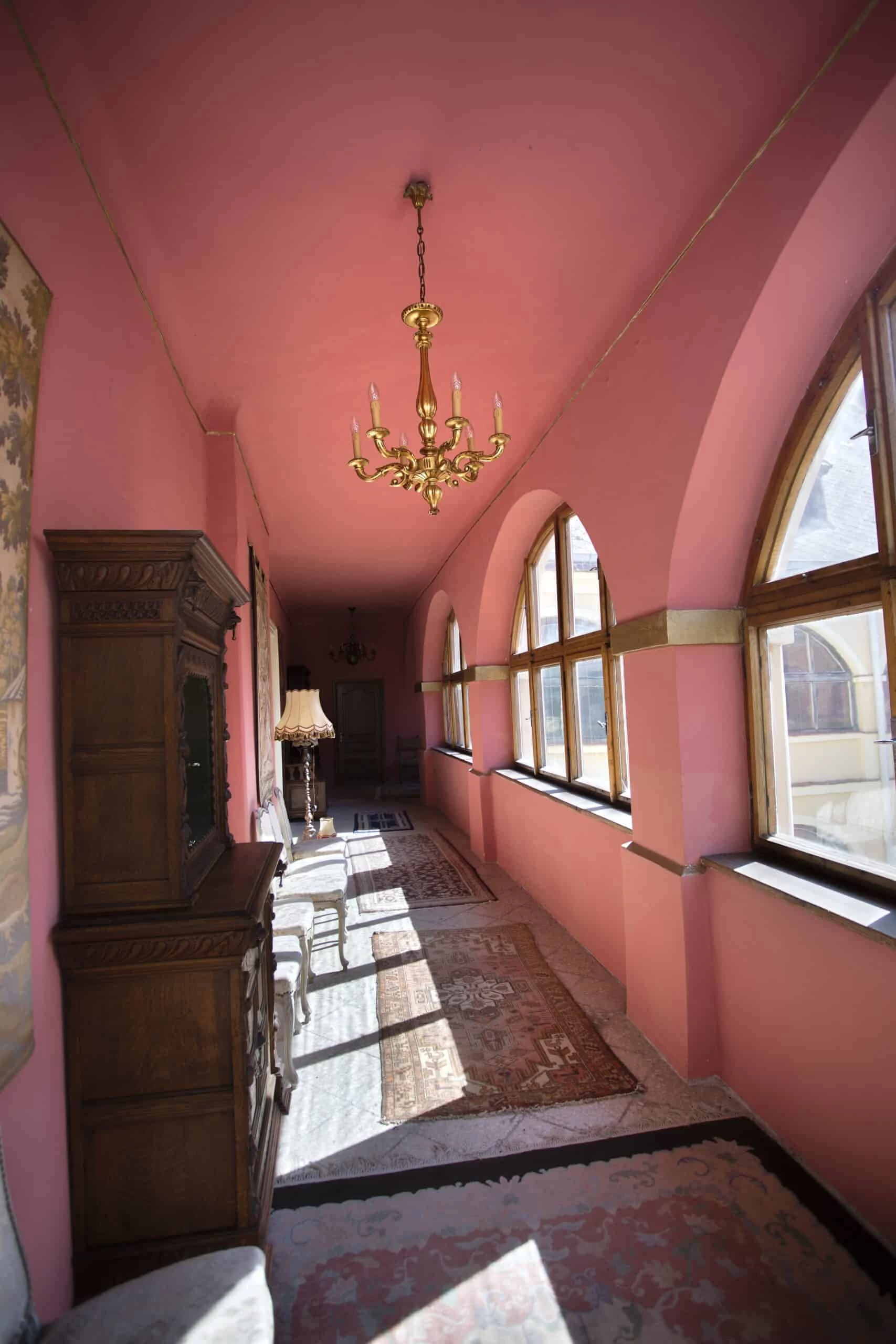 Dřevěný zlacený lustr – šestiramenný