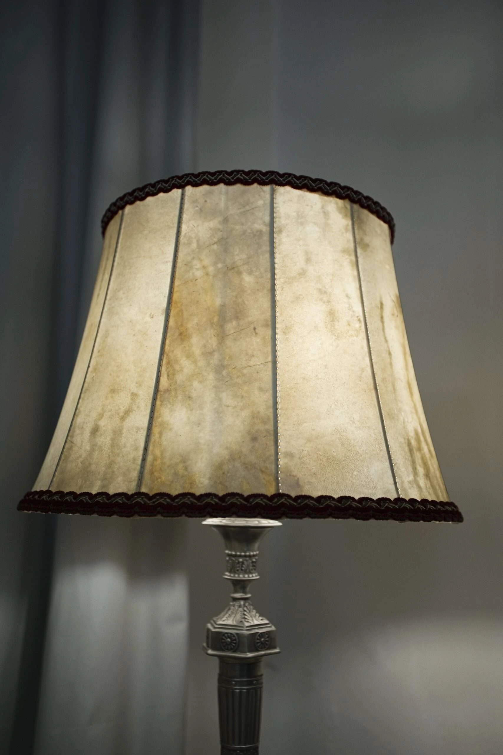 Klasicistní stolní lampa