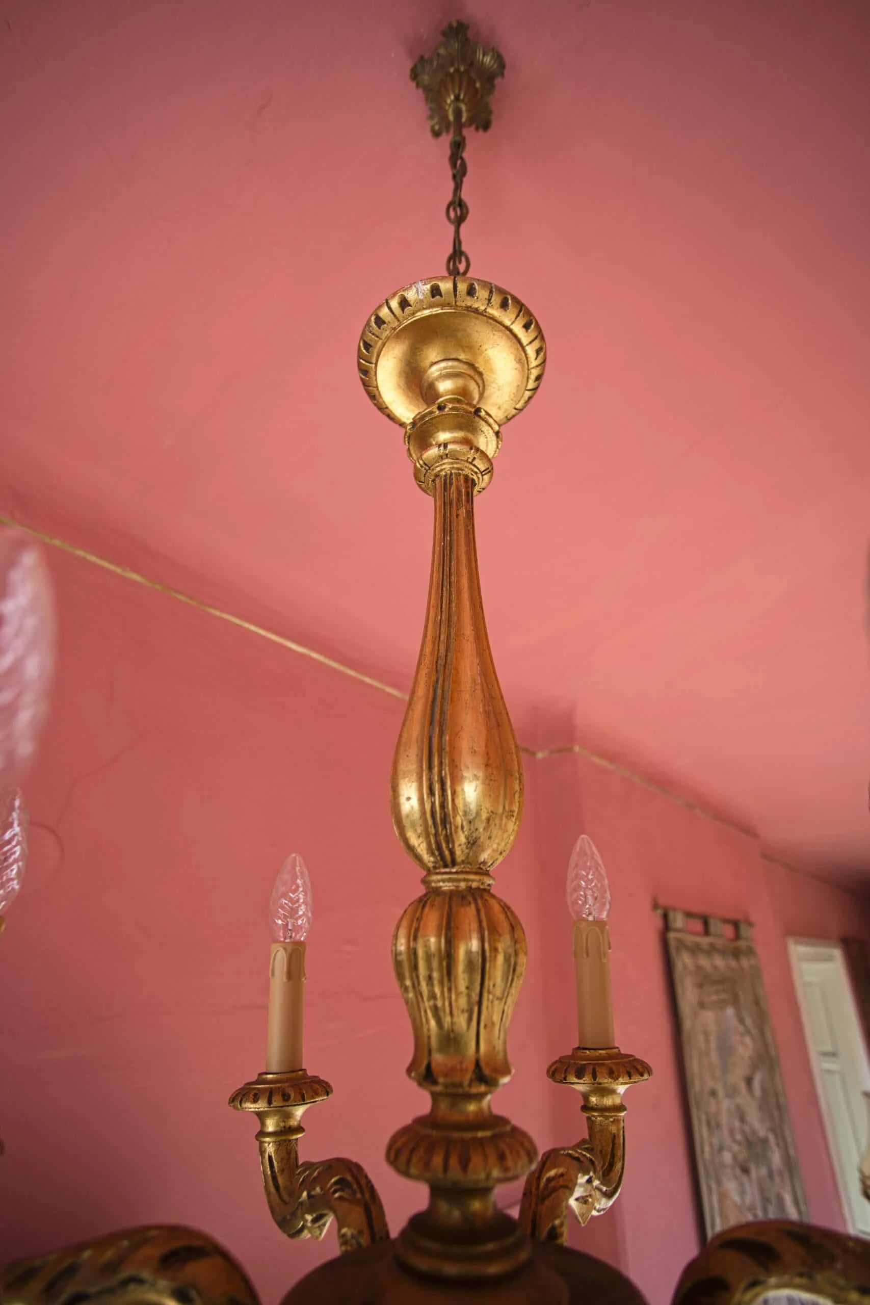 Dřevěný zlacený lustr – šestiramenný