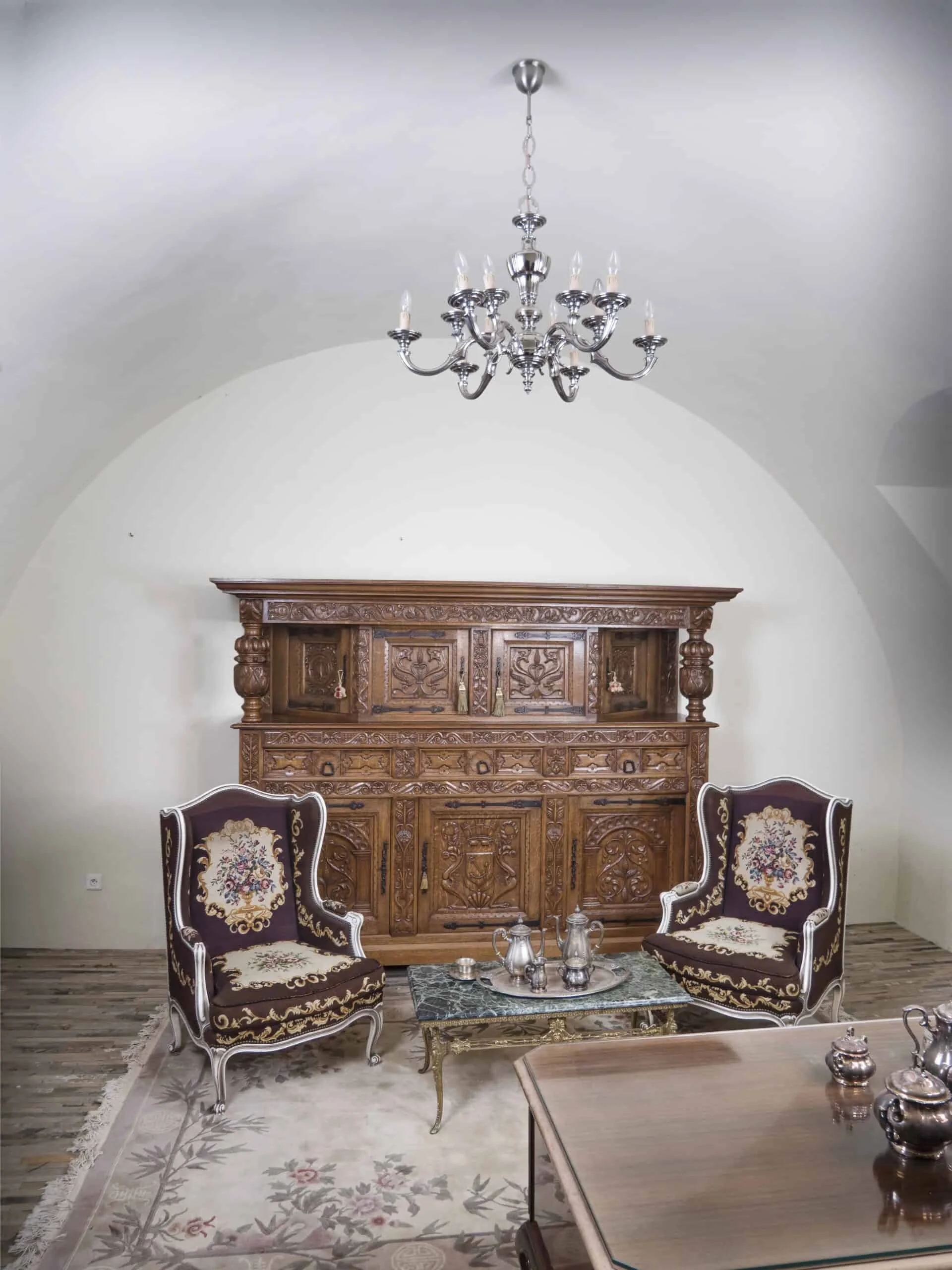 Dvanáctiramenný lustr z bílého kovu