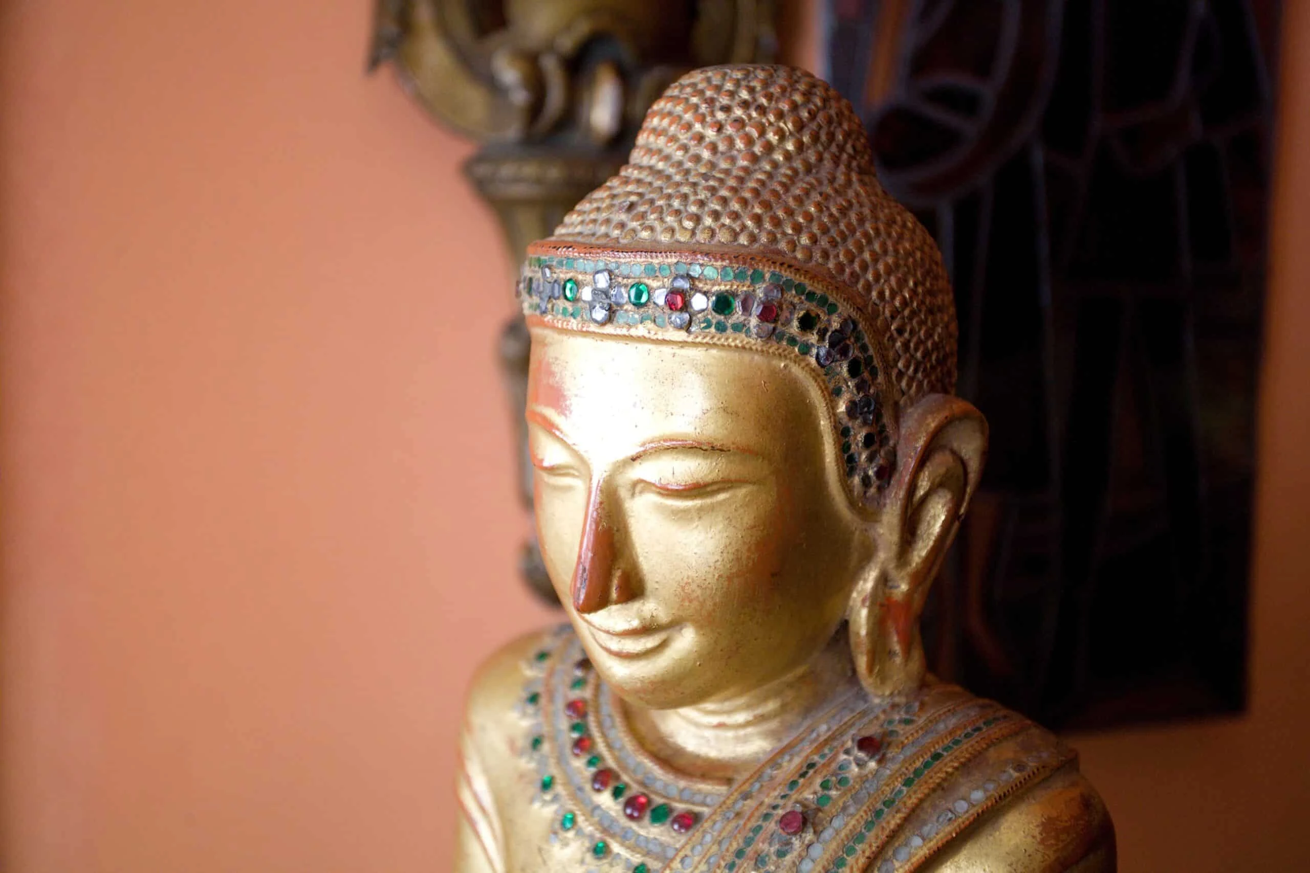 Velký Buddha na lotosovém květu