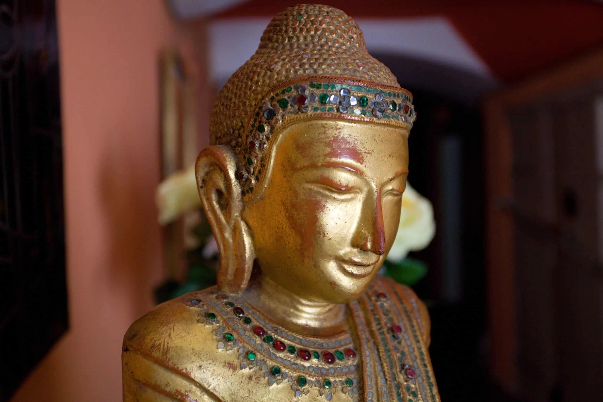 Velký Buddha na lotosovém květu