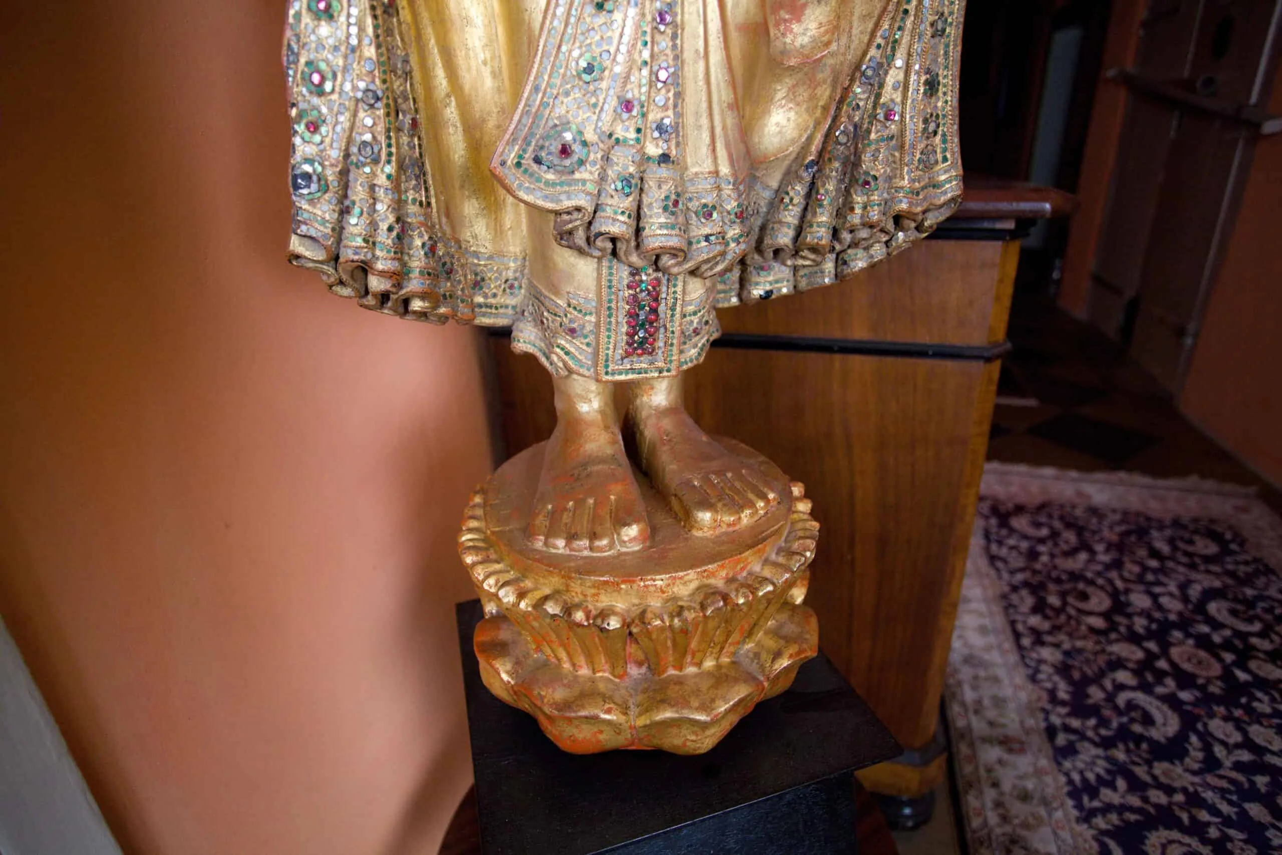 Velký Buddha na lotosovém květu