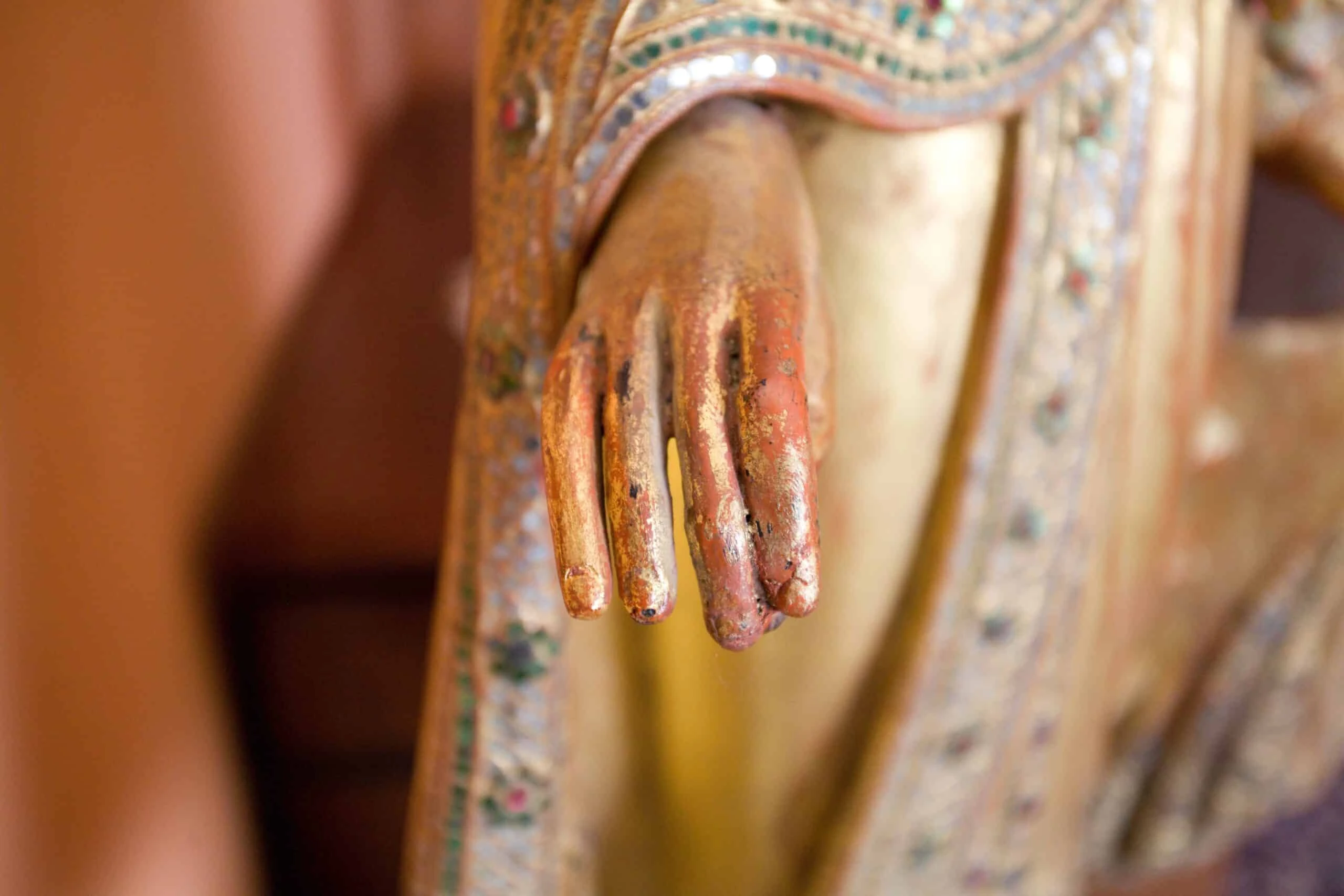 Velký Buddha na lotosovém květu