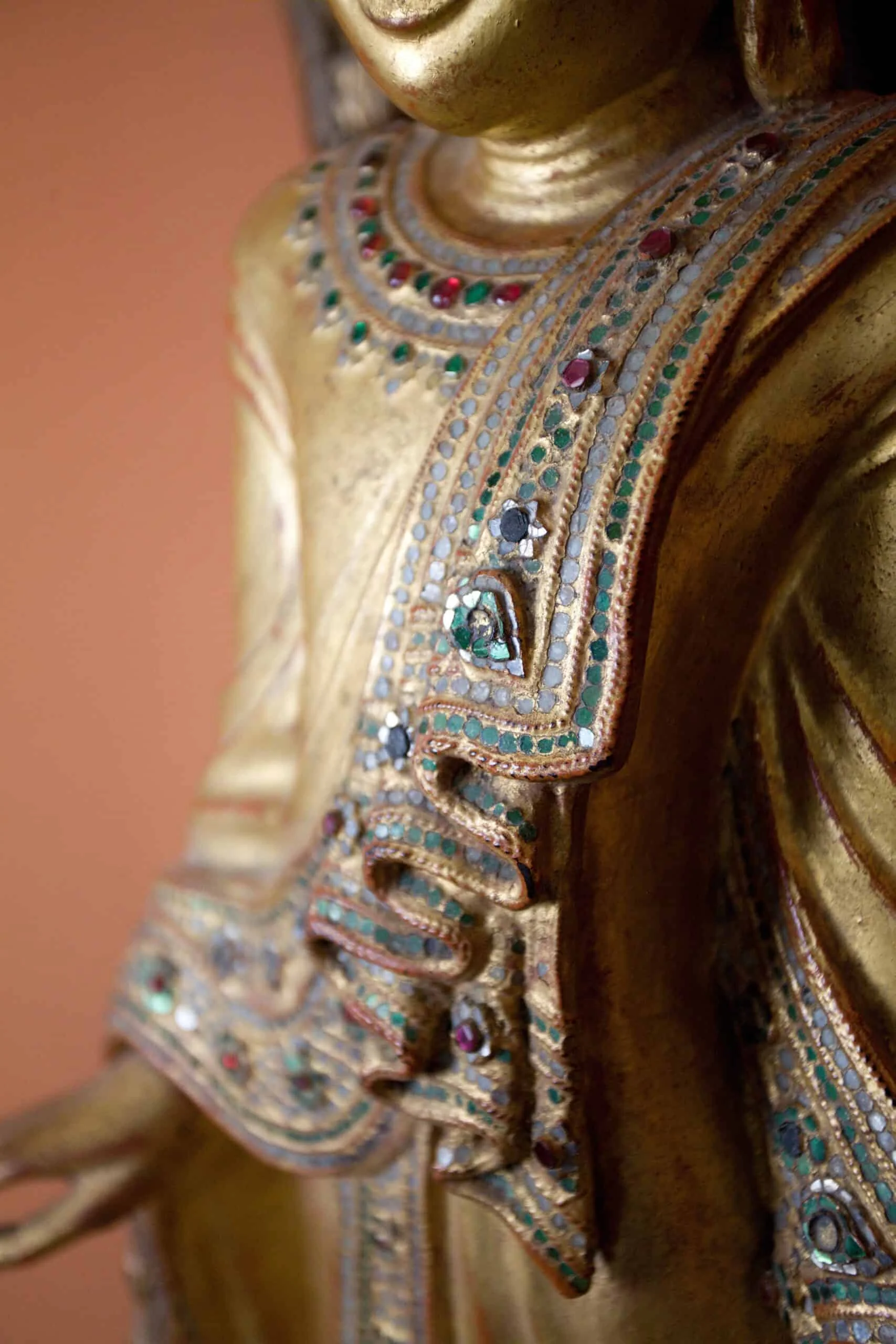 Velký Buddha na lotosovém květu