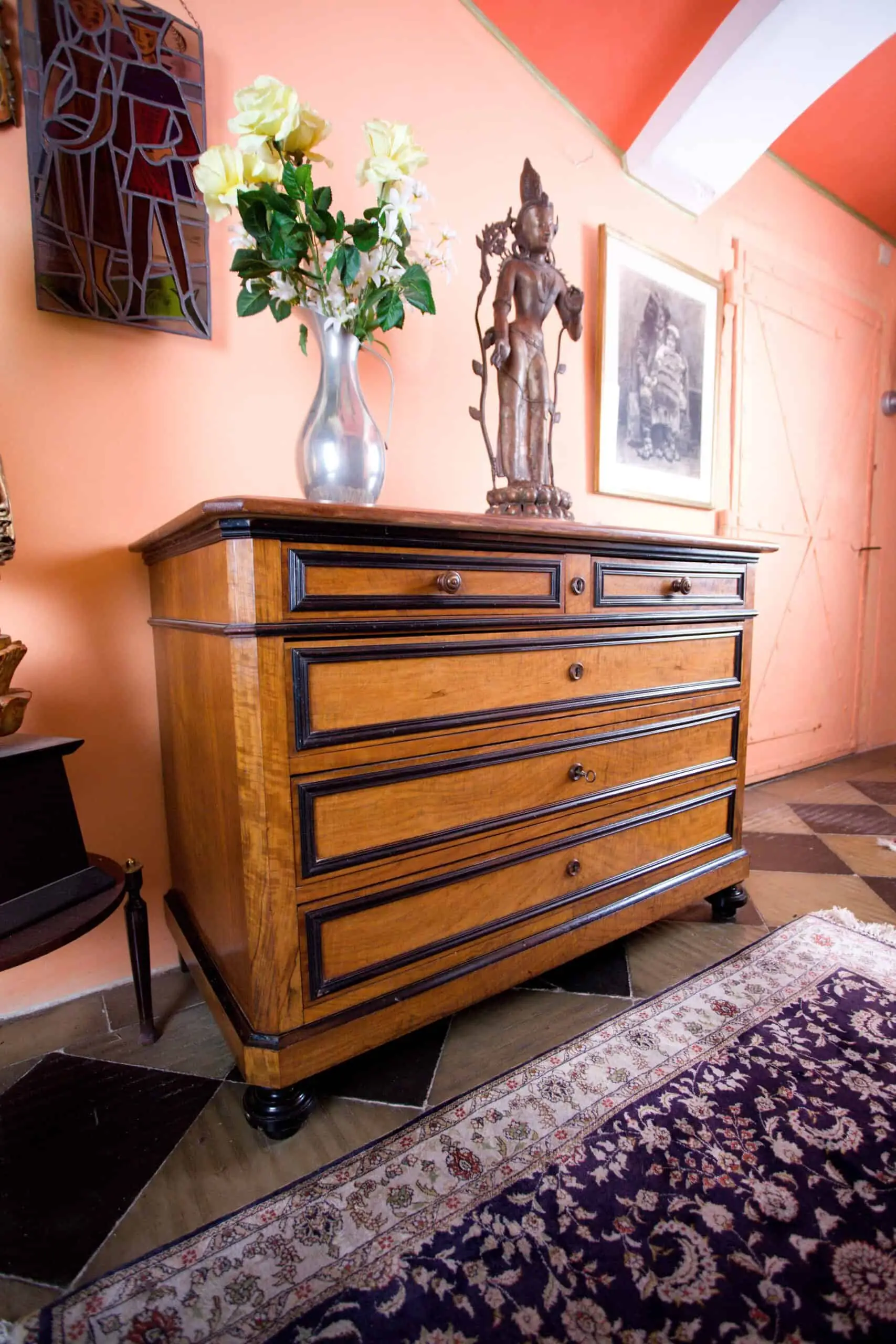 Starožitná komoda z 19. století