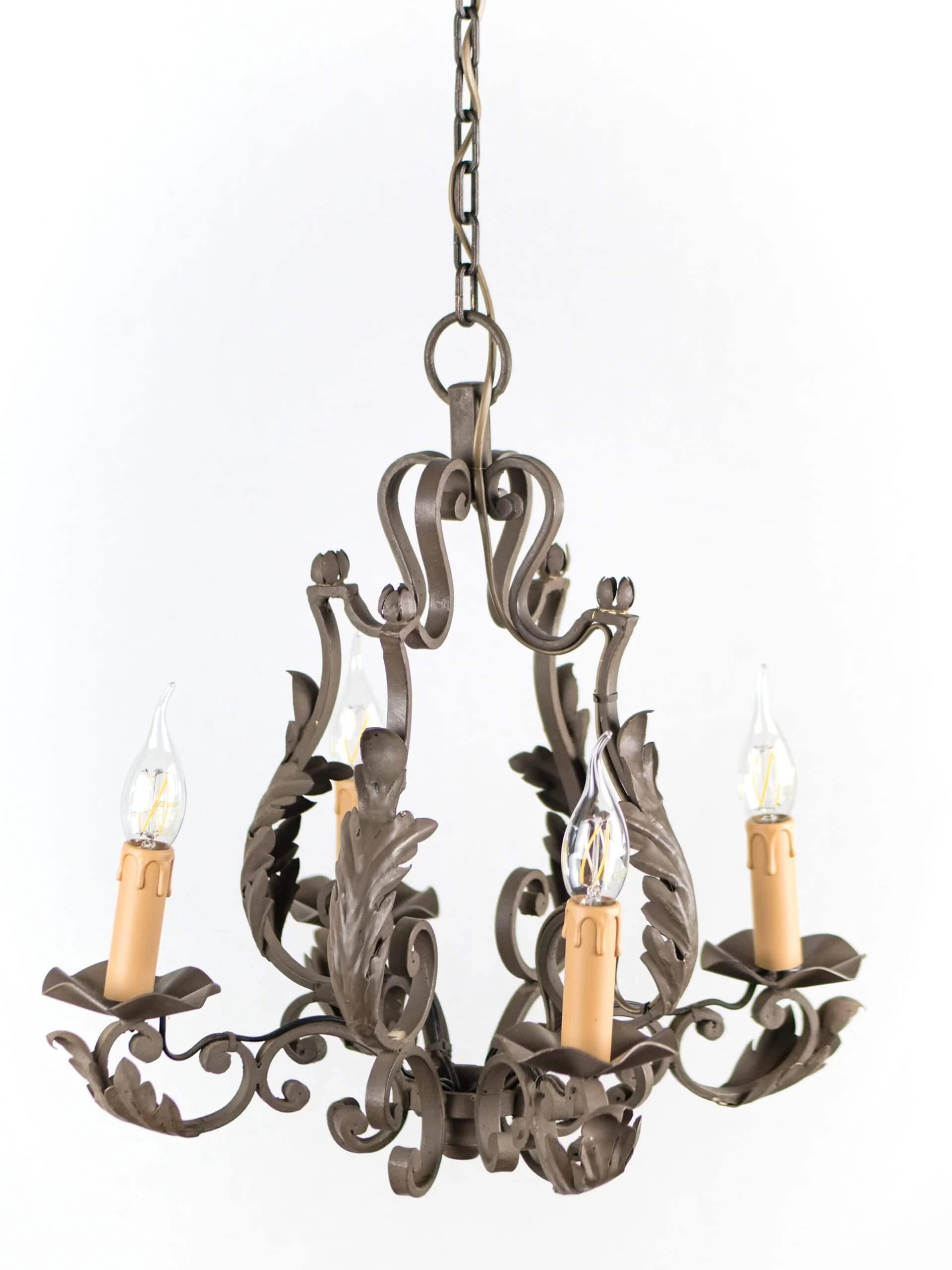 Zrestaurovaný kovový lustr