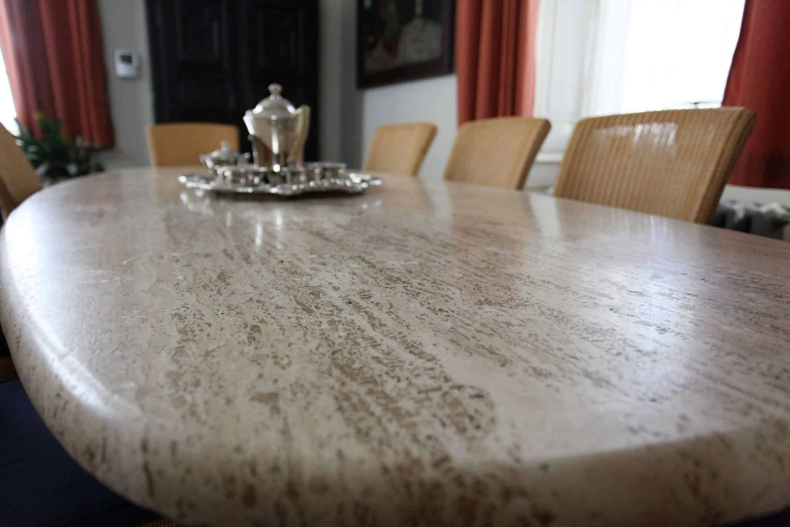 Oválný jídelní stůl z traventinu