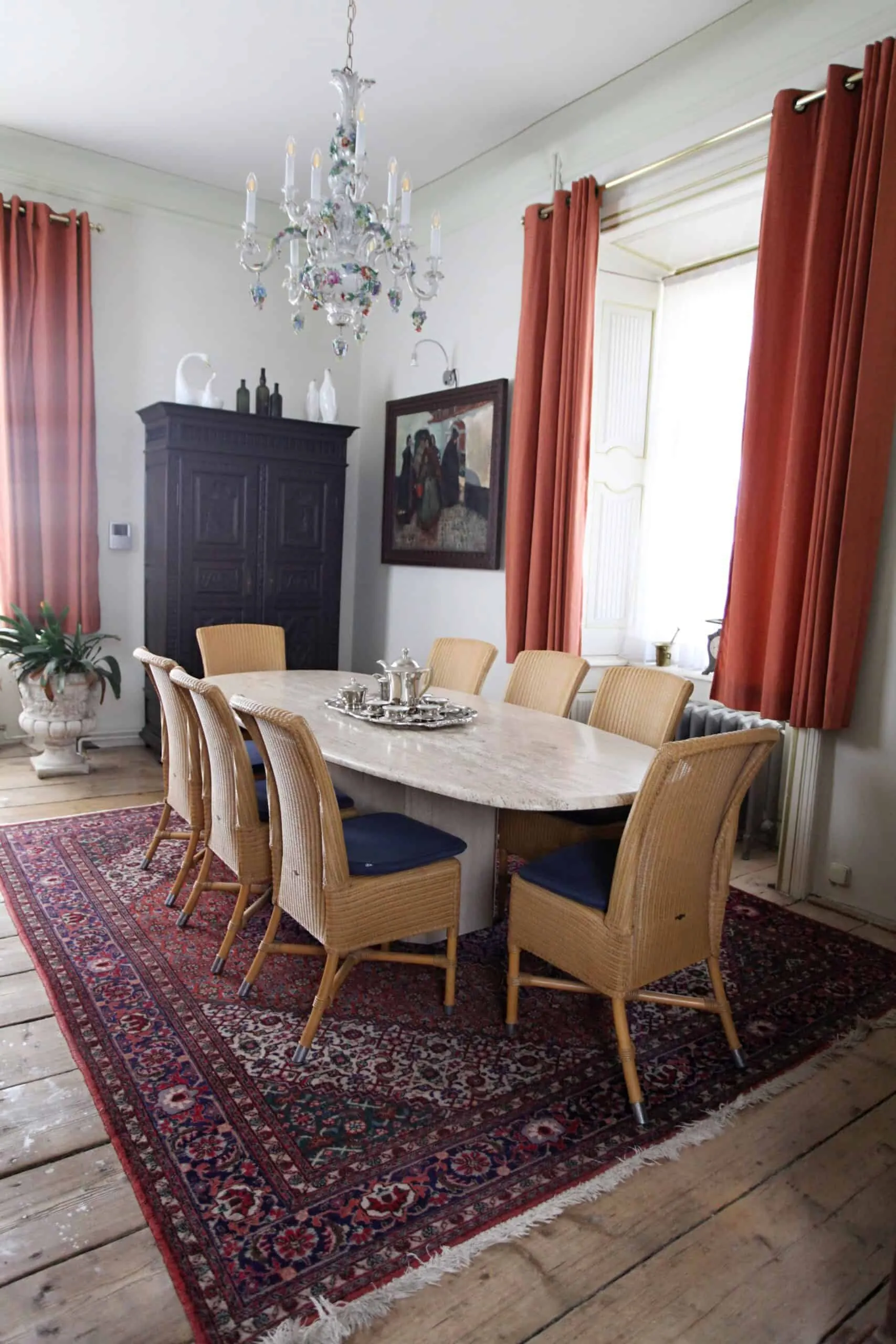 Oválný jídelní stůl z traventinu