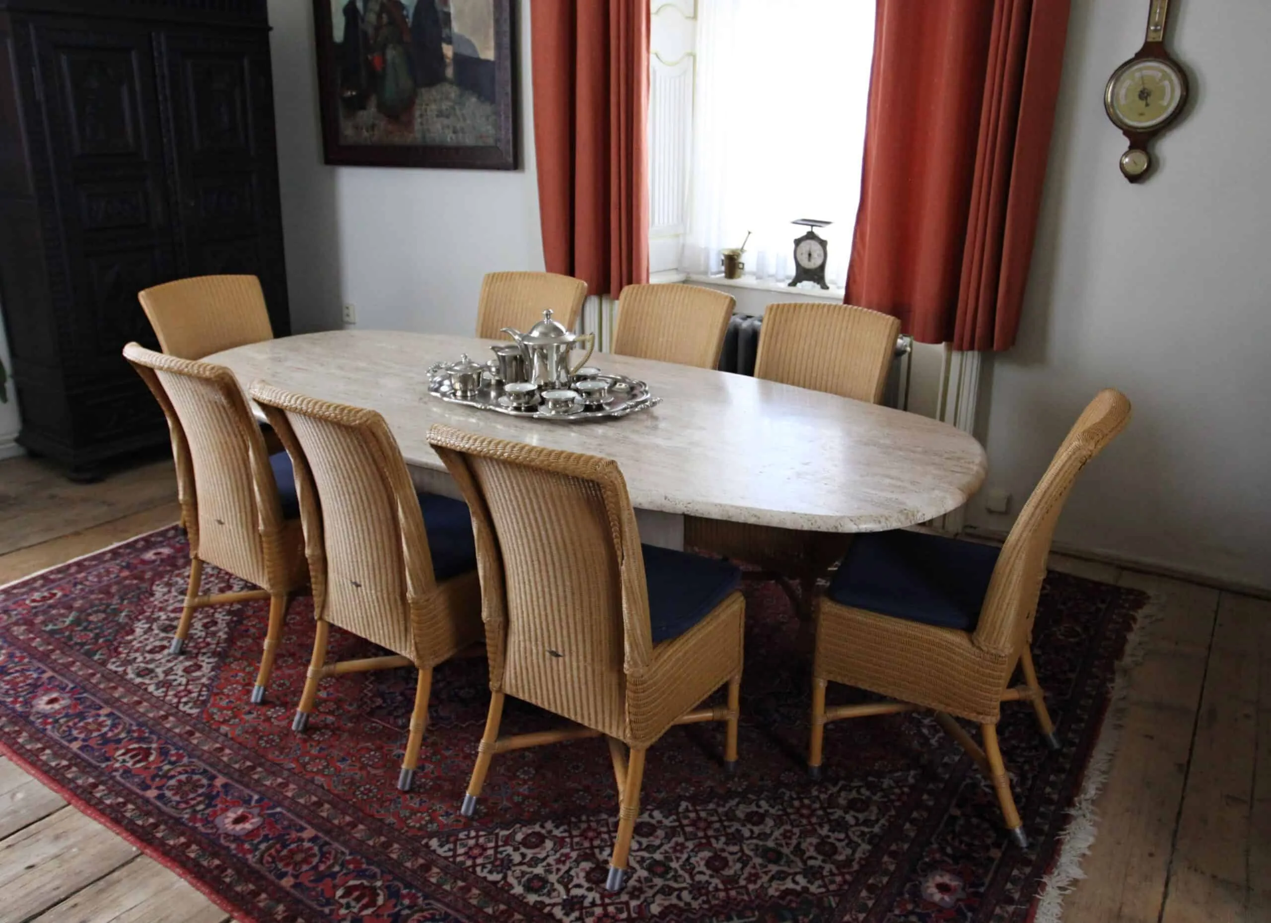 Oválný jídelní stůl z traventinu