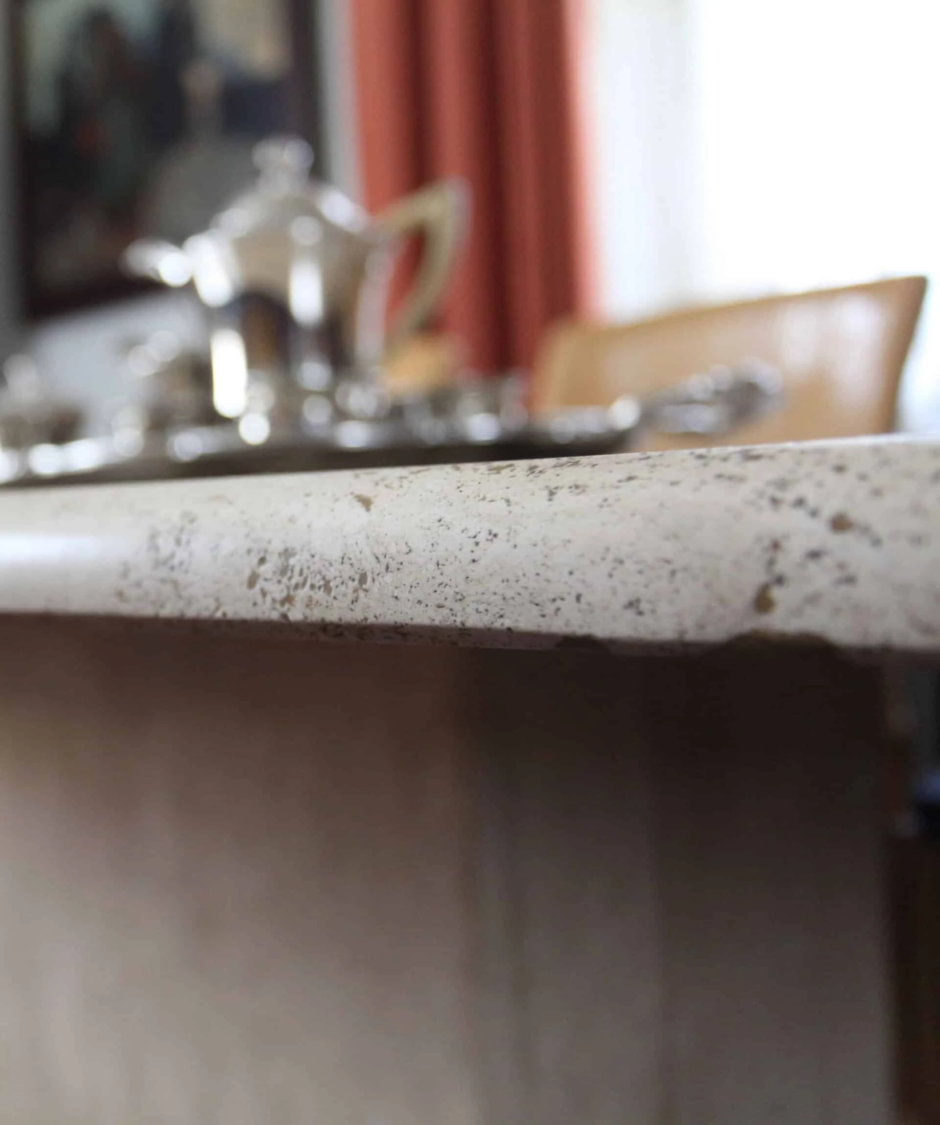 Oválný jídelní stůl z traventinu