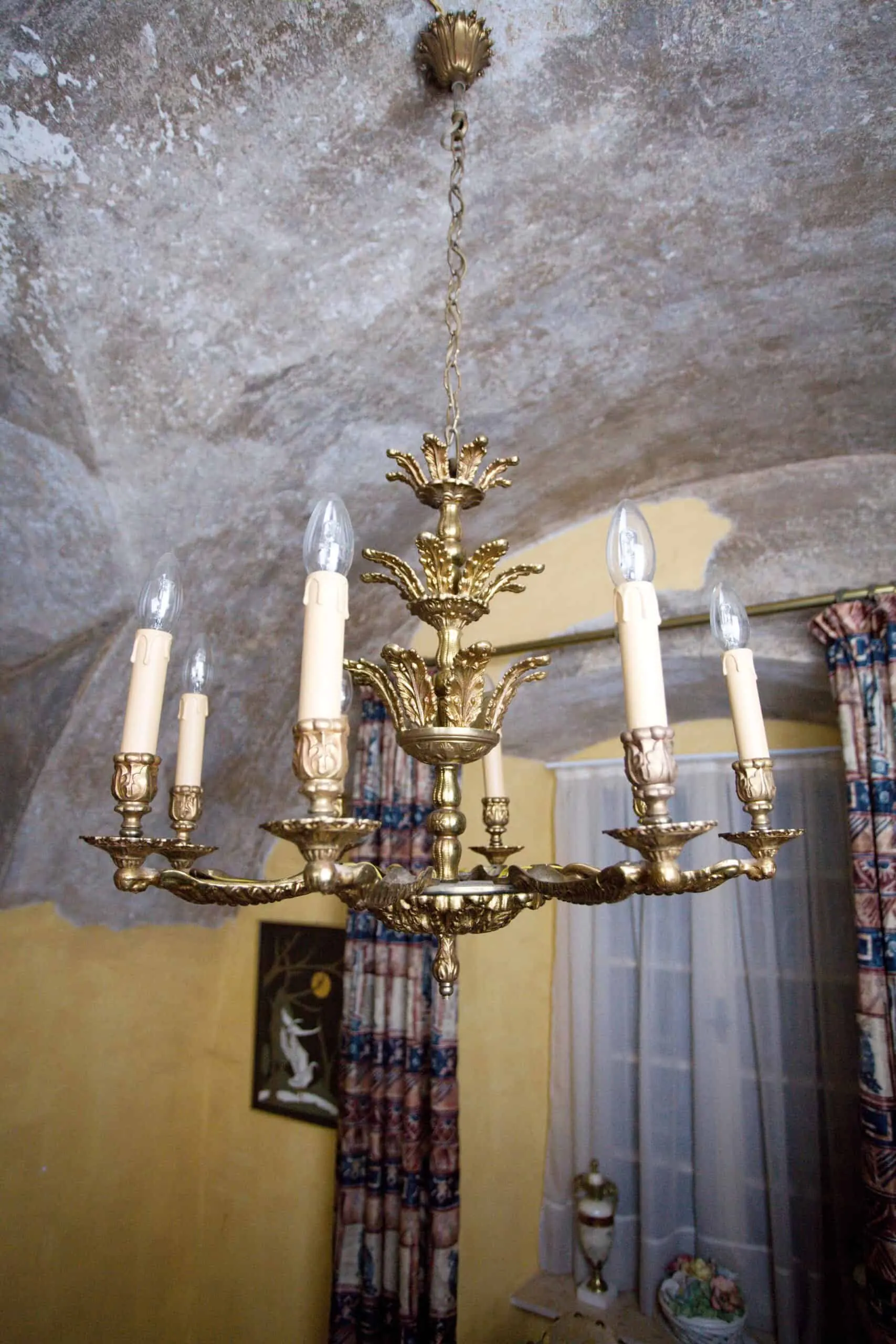 Figurálně zdobený starožitný lustr. Restaurovaný