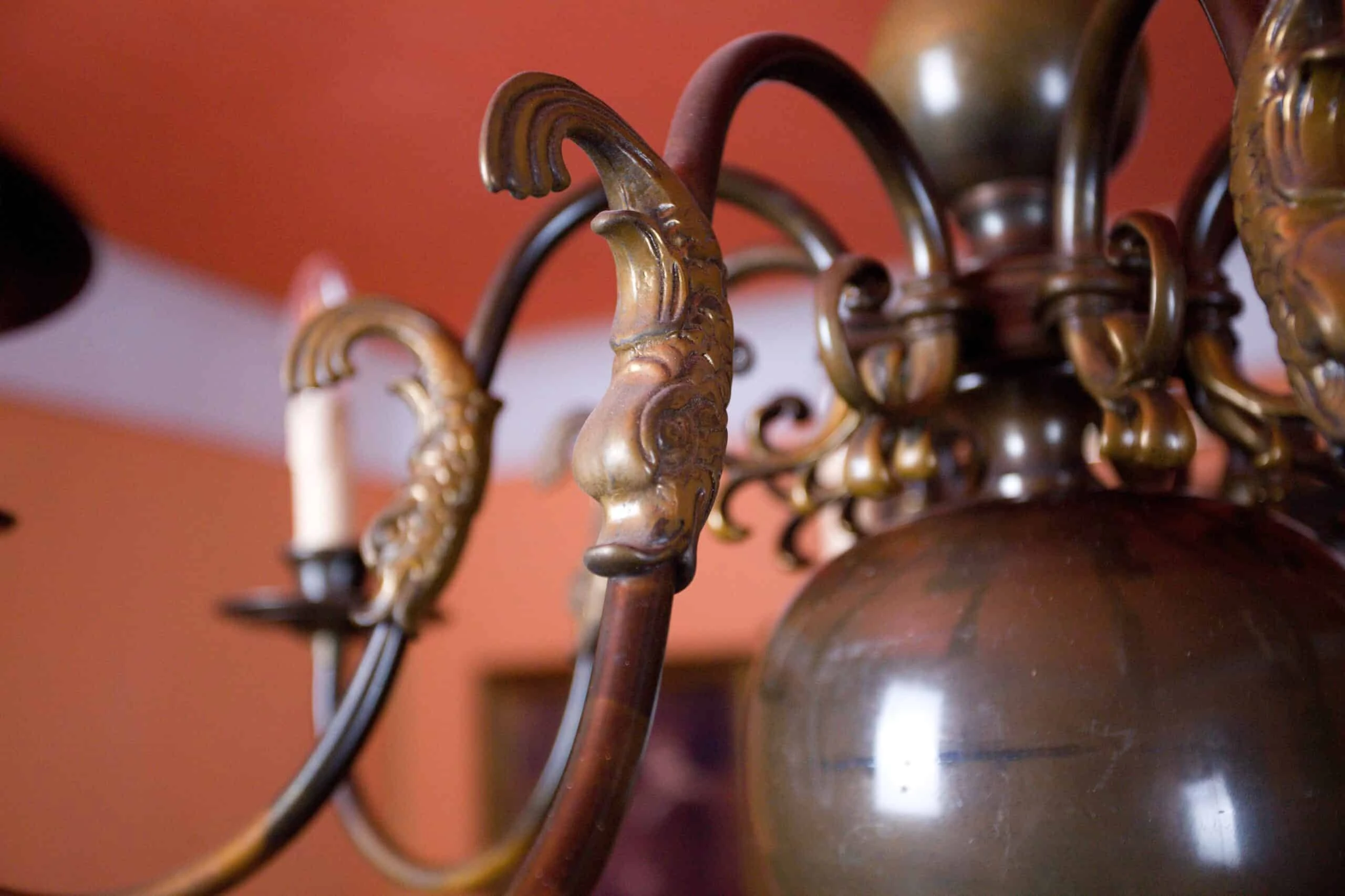 Restaurovaný holandský lustr s rybami