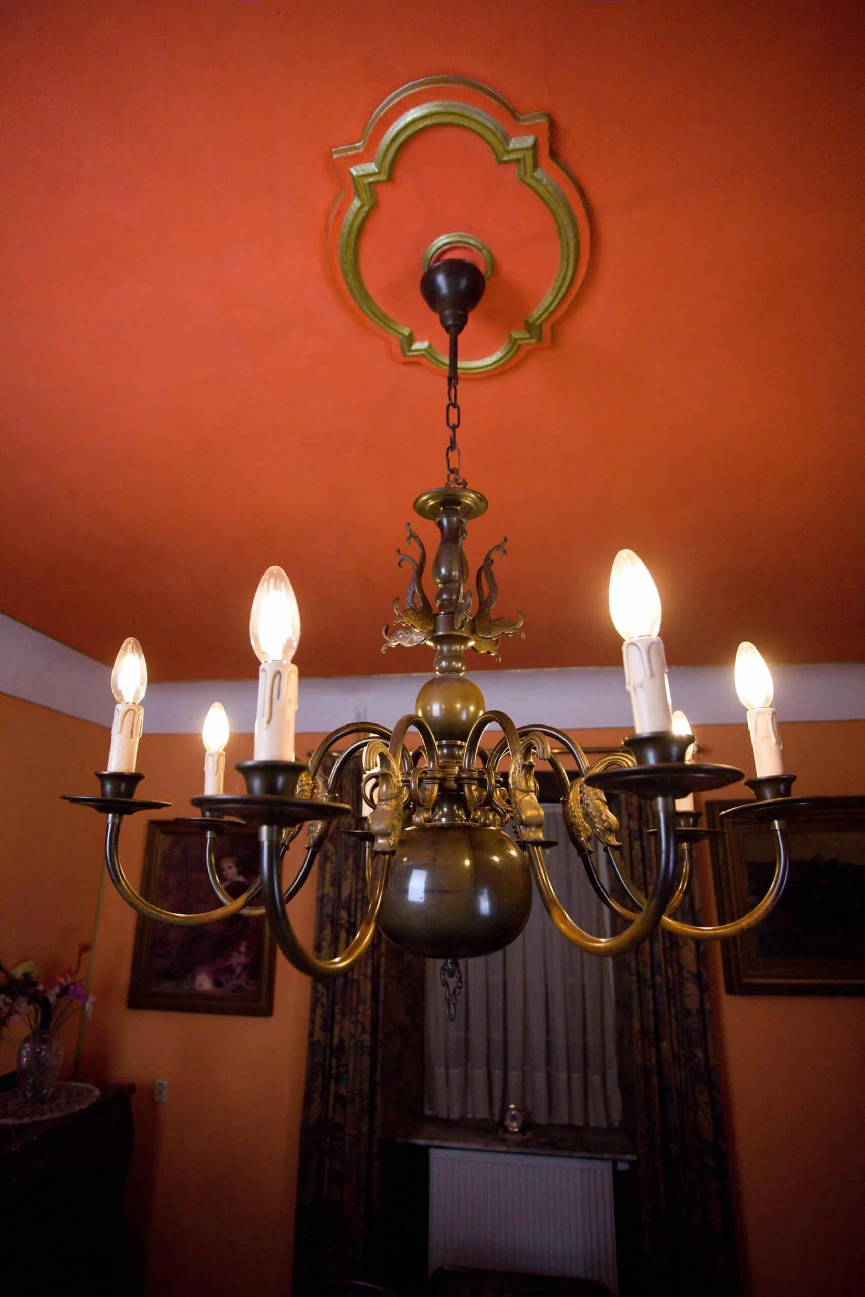 Restaurovaný holandský lustr s rybami