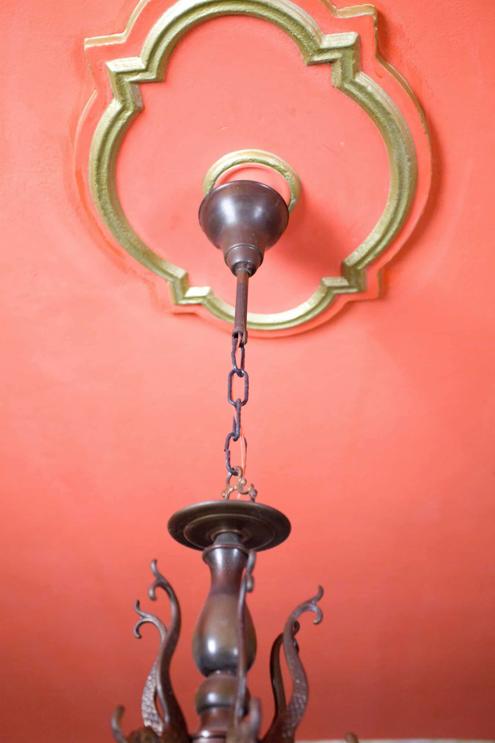 Restaurovaný holandský lustr s rybami