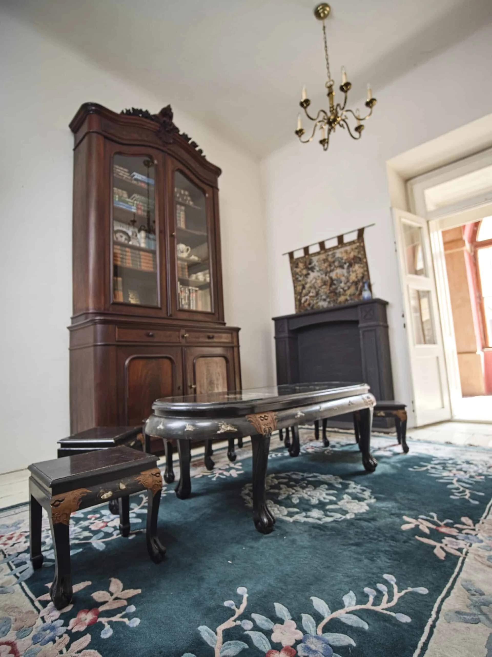 Čínský konferenční stolek se stoličkami