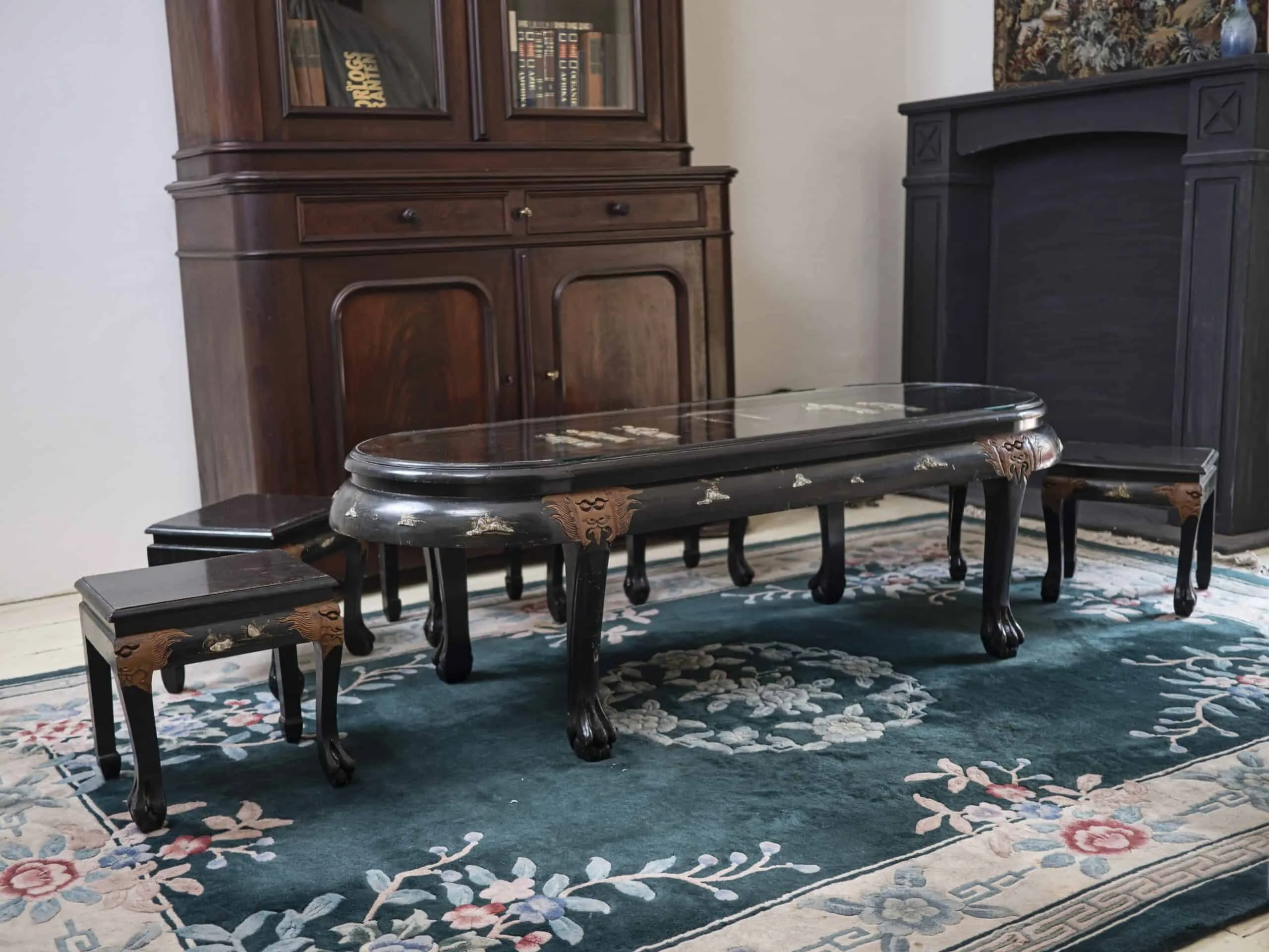 Čínský konferenční stolek se stoličkami