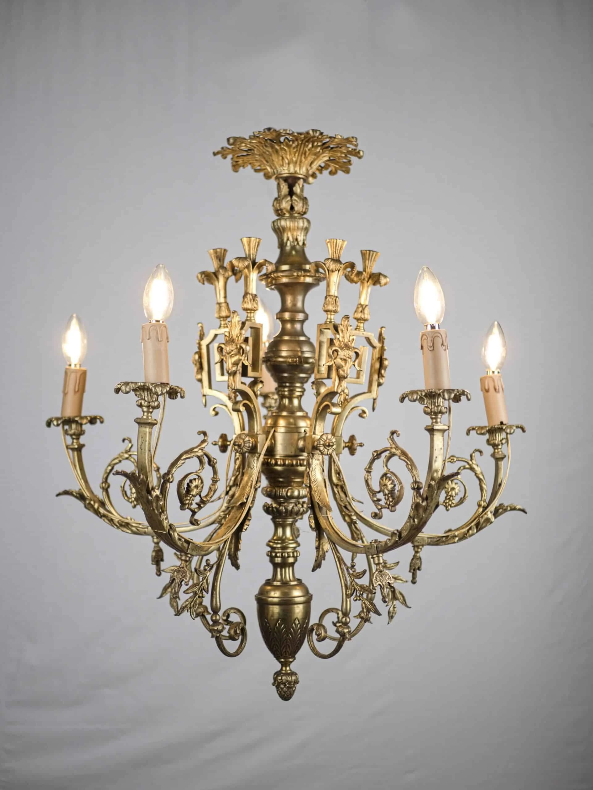 Starožitný bronzový lustr s berany